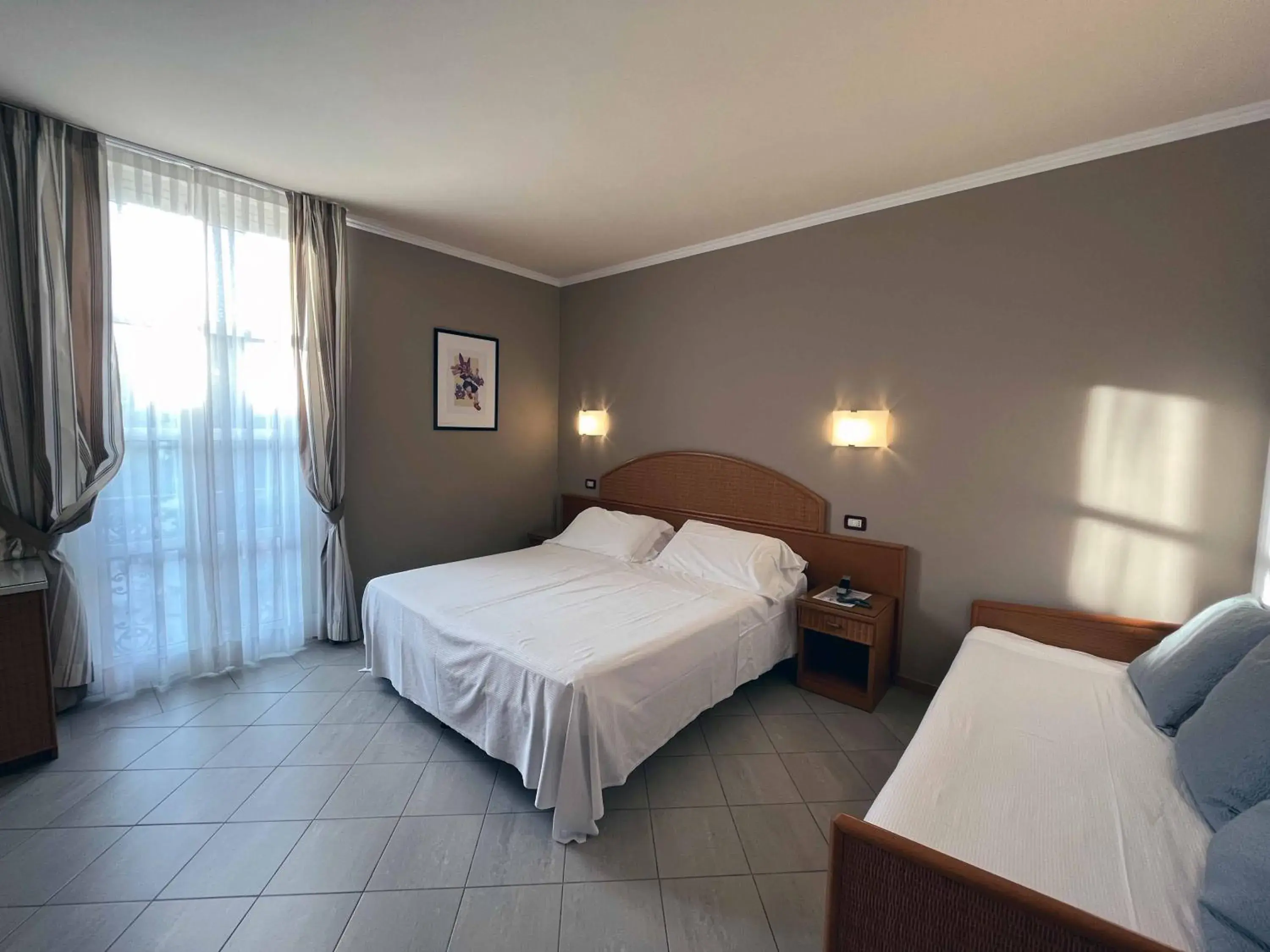 Standard Triple Room in Hotel Regina Standard Triple Room in Hotel Regina