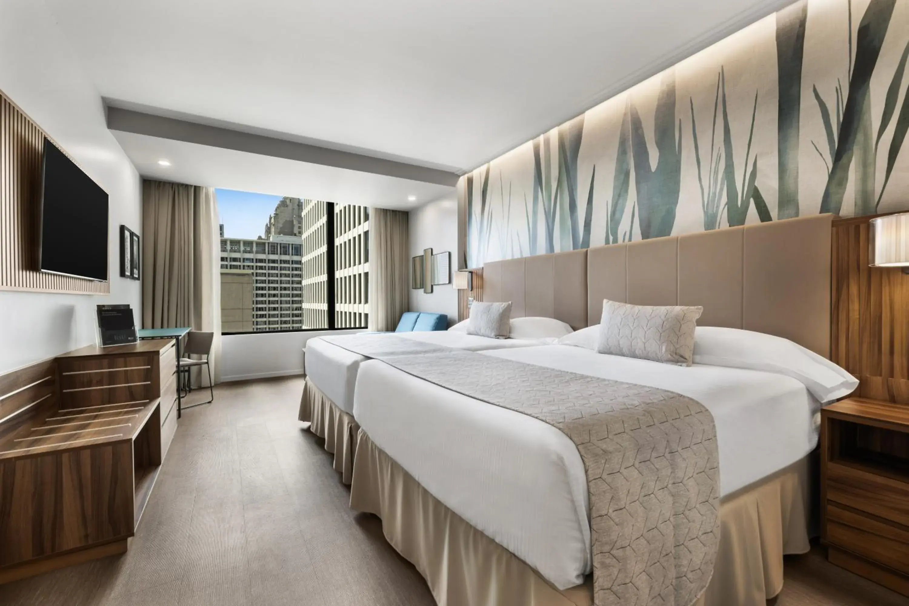 Deluxe Family Two Queen Beds in Riu Plaza Chicago Deluxe Family Two Queen Beds in Riu Plaza Chicago