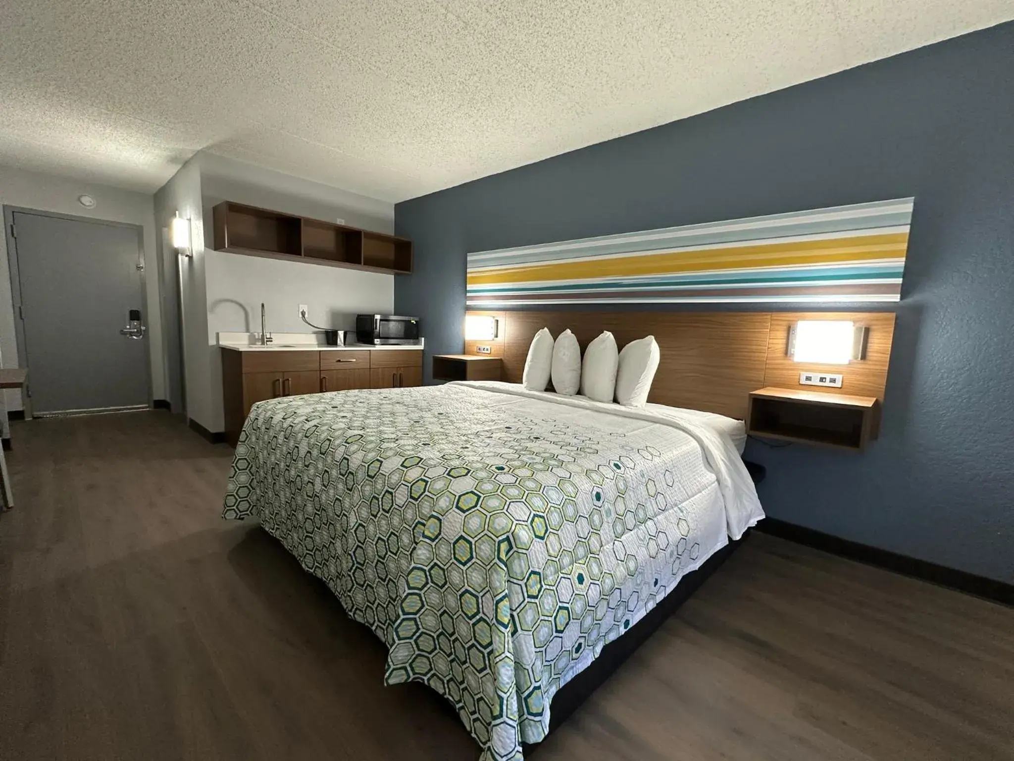 Studio King Room Non-Smoking in HomeTowne Studios by Red Roof Richmond, VA - W Broad St Studio King Room Non-Smoking in HomeTowne Studios by Red Roof Richmond, VA - W Broad St