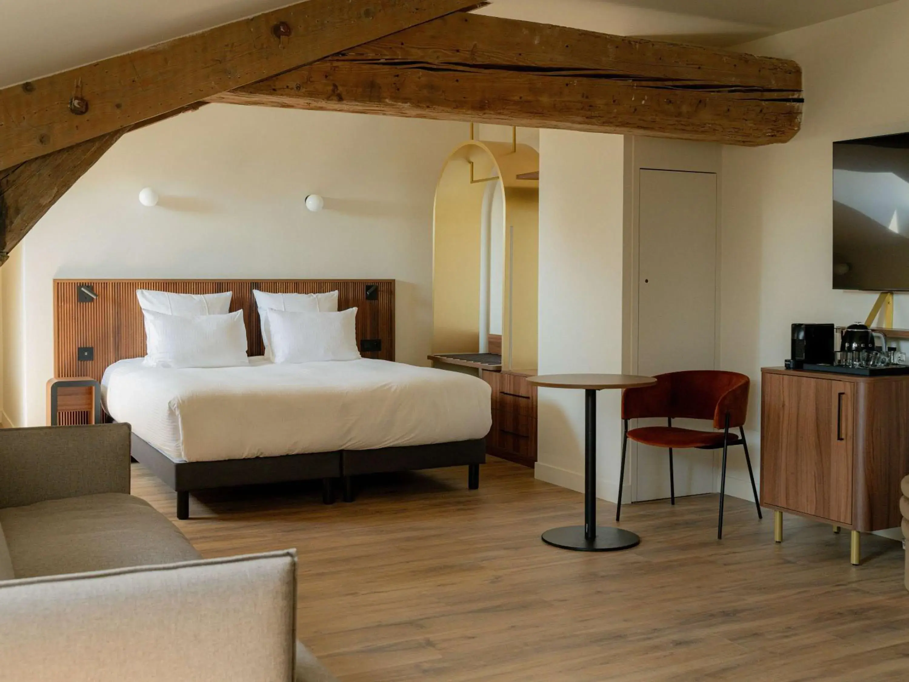 Superior Junior Suite with Double Bed in Hôtel Fort St Laurent Lyon - Handwritten Collection Superior Junior Suite with Double Bed in Hôtel Fort St Laurent Lyon - Handwritten Collection