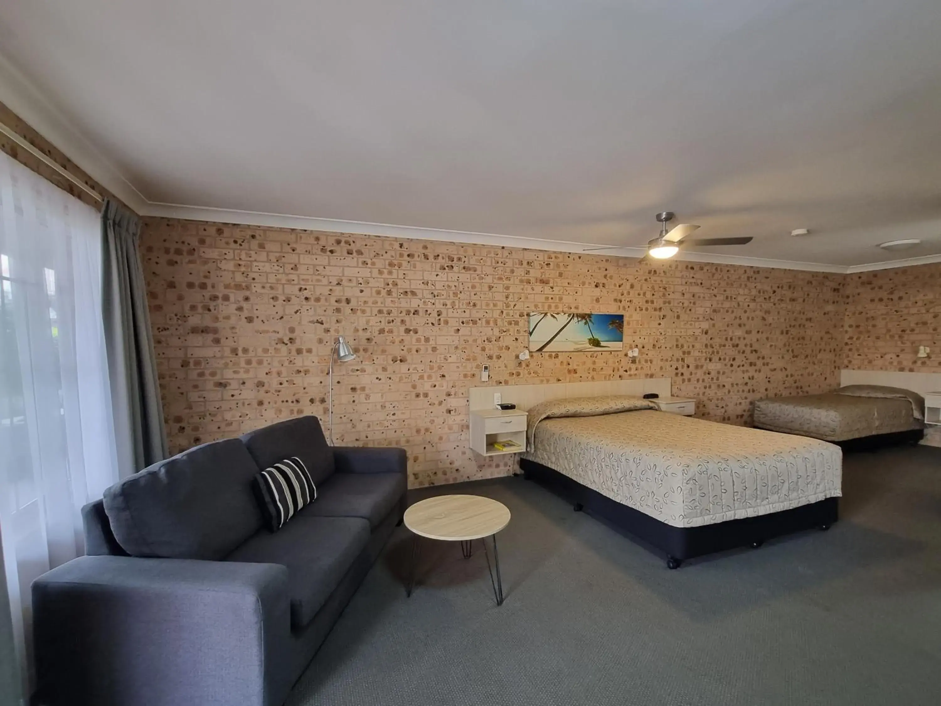 Deluxe Queen Room in Cardiff Motor Inn Deluxe Queen Room in Cardiff Motor Inn