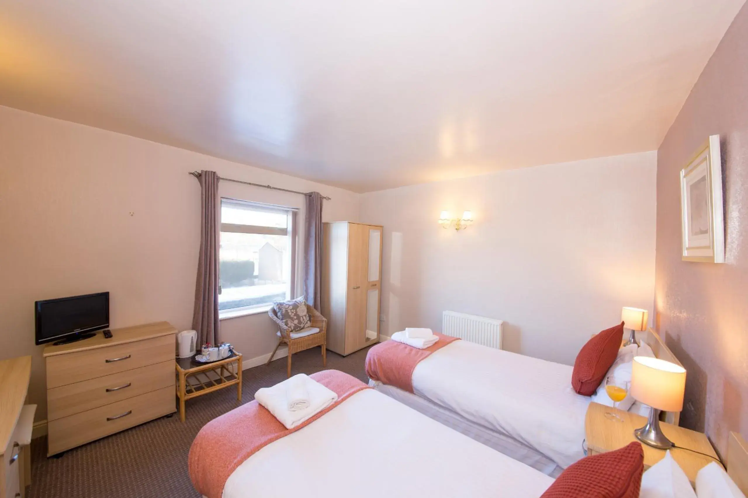 Twin Room with Private Bathroom - single occupancy in Dalesgate Hotel - Self Check In Twin Room with Private Bathroom - single occupancy in Dalesgate Hotel - Self Check In
