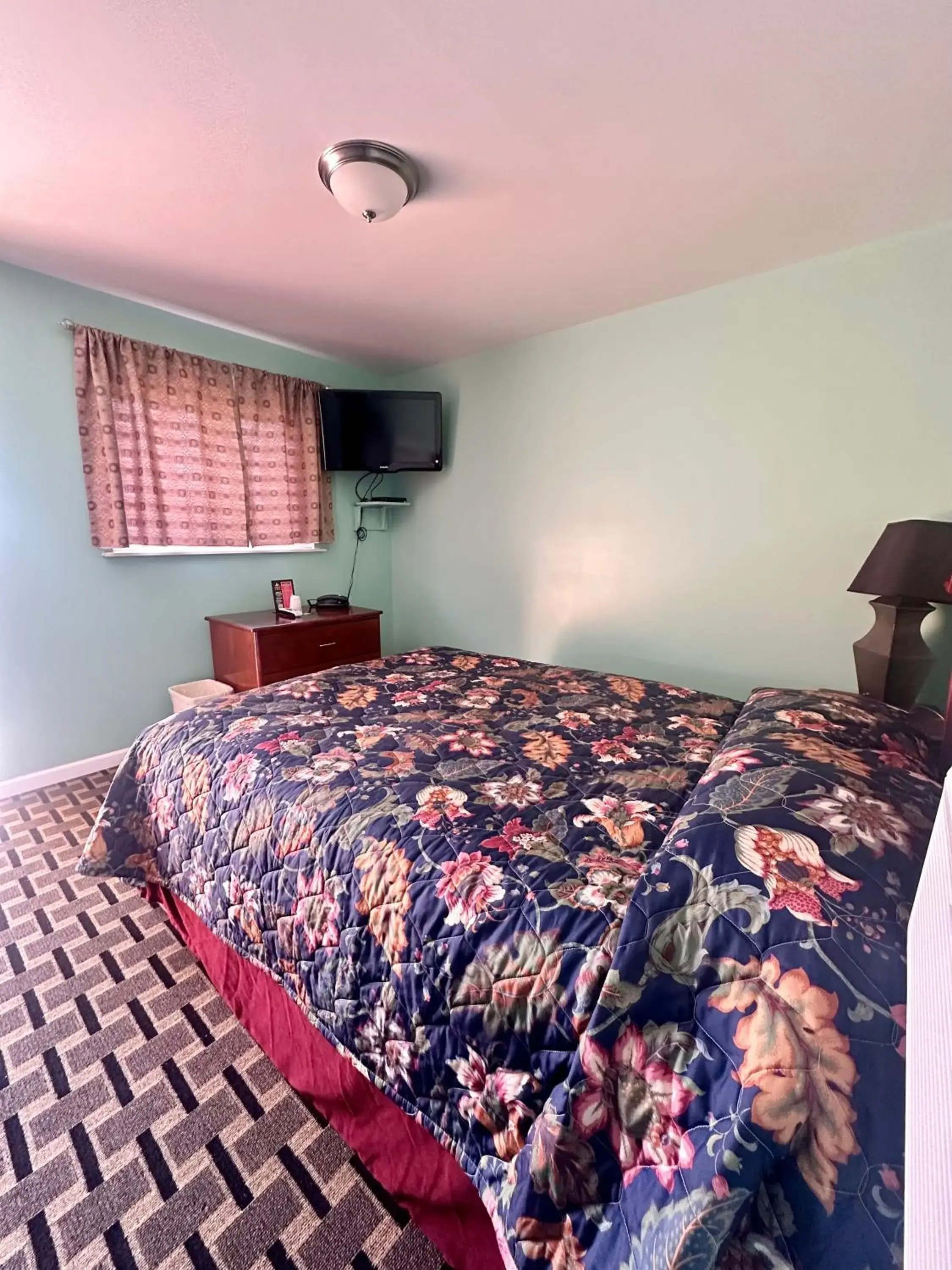 Standard Queen Room in Your Motel Standard Queen Room in Your Motel