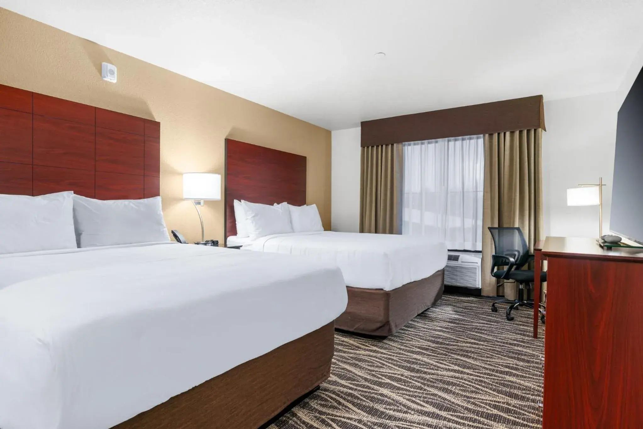 Queen Room in Cobblestone Hotel & Suites - Lynden Queen Room in Cobblestone Hotel & Suites - Lynden