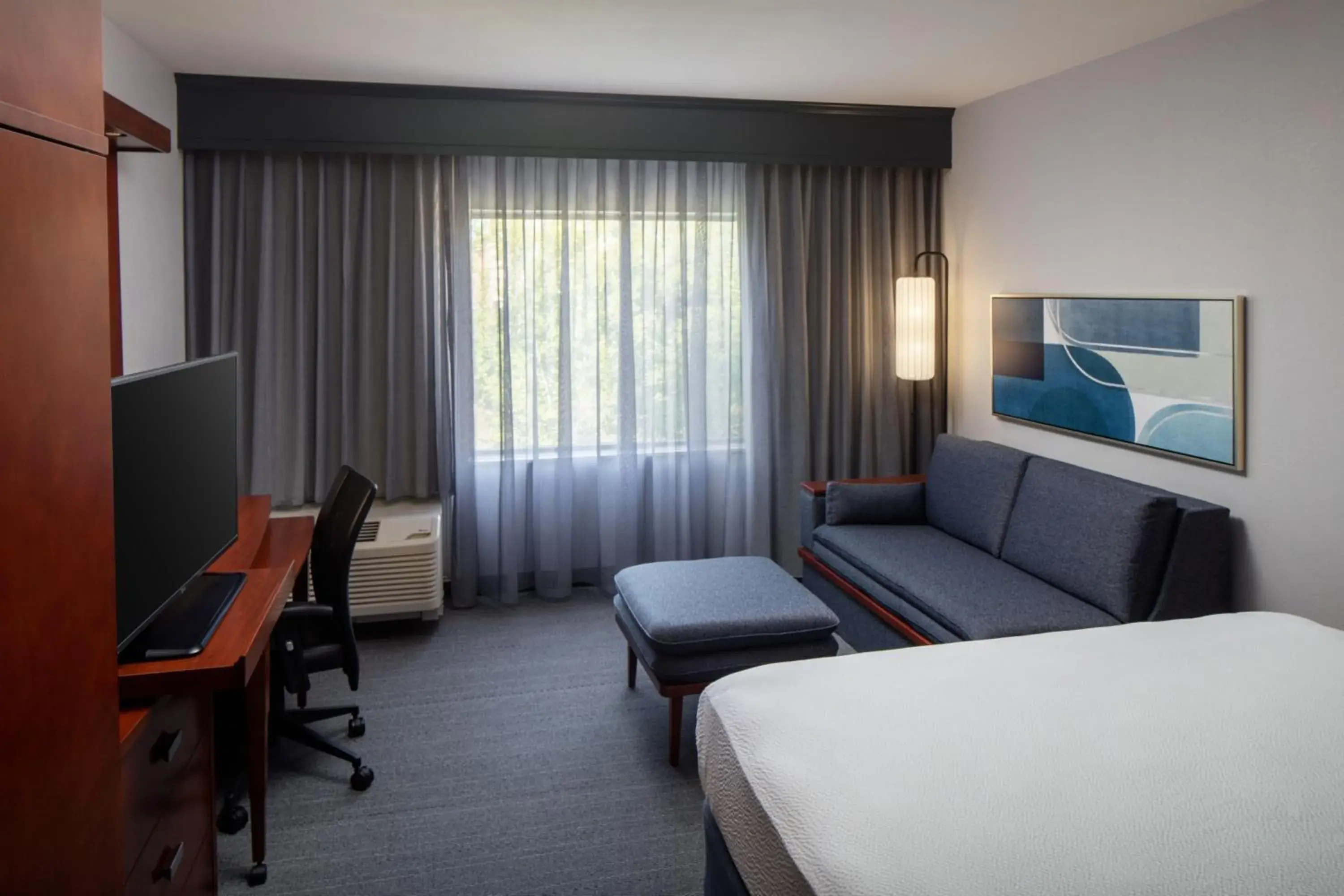 Standard King Room with Sofa Bed in Courtyard by Marriott Charleston Downtown/Civic Center Standard King Room with Sofa Bed in Courtyard by Marriott Charleston Downtown/Civic Center