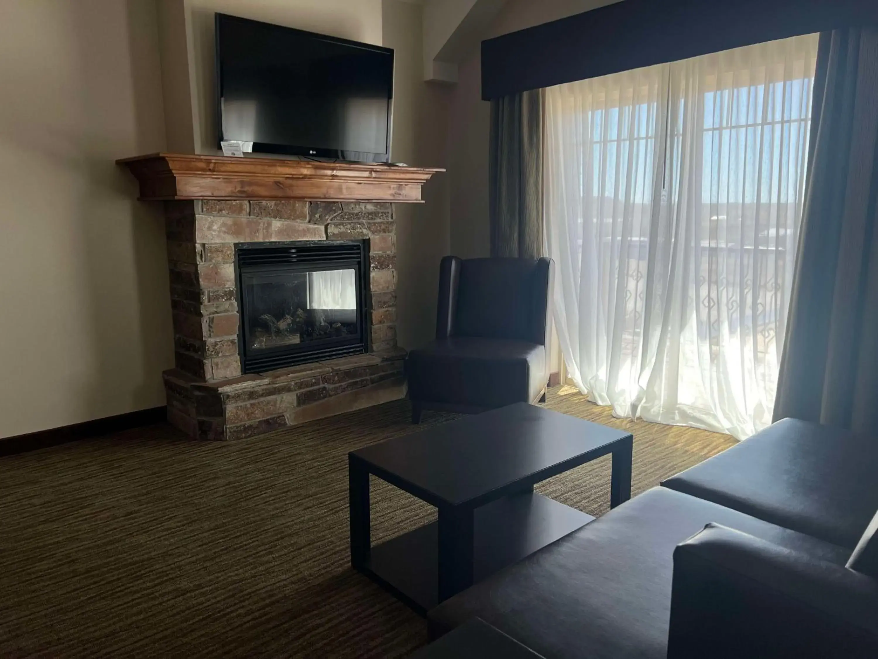 King Suite with Jetted Tub and Kitchenette - Non-Smoking in Best Western Plus Landmark Hotel King Suite with Jetted Tub and Kitchenette - Non-Smoking in Best Western Plus Landmark Hotel