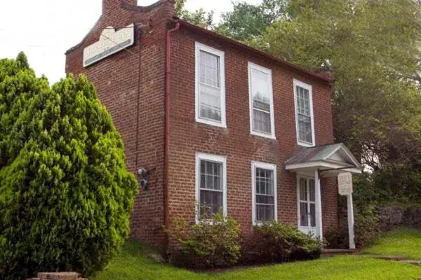 Deluxe Queen Room - single occupancy in The Lafayette Inn & Restaurant Deluxe Queen Room - single occupancy in The Lafayette Inn & Restaurant