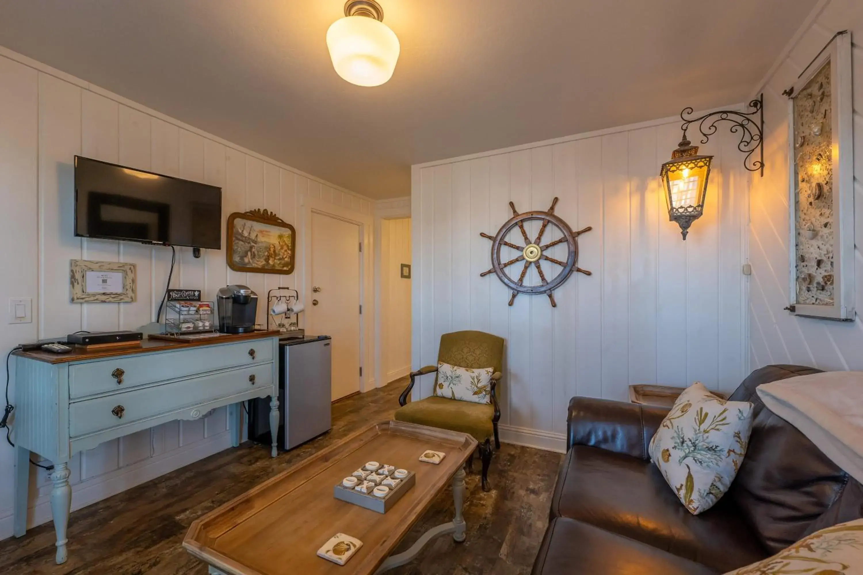 Deluxe Queen Room in Bandon Marina Inn Deluxe Queen Room in Bandon Marina Inn