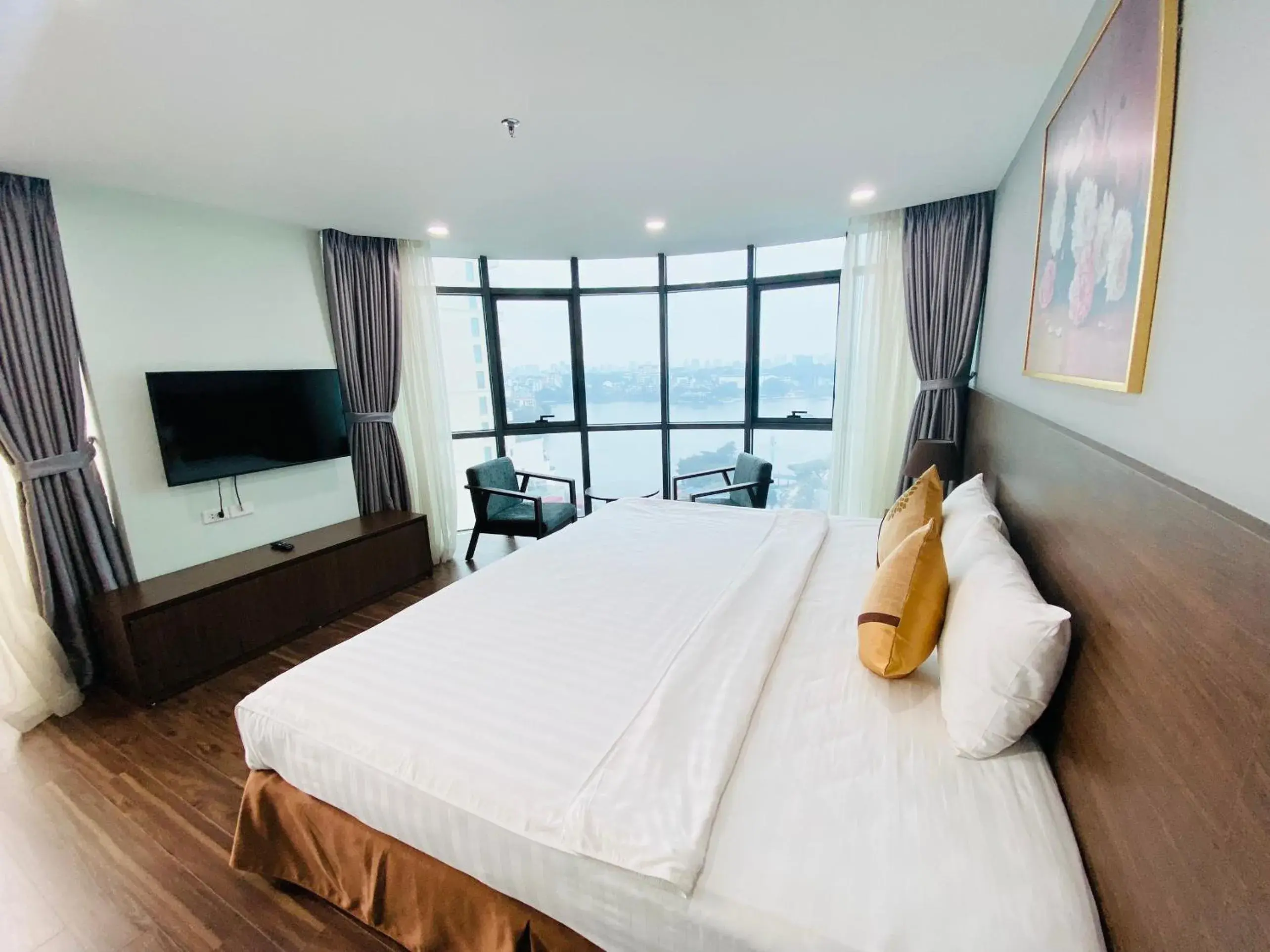 King Room with Lake View in Legend Westlake Hotel King Room with Lake View in Legend Westlake Hotel