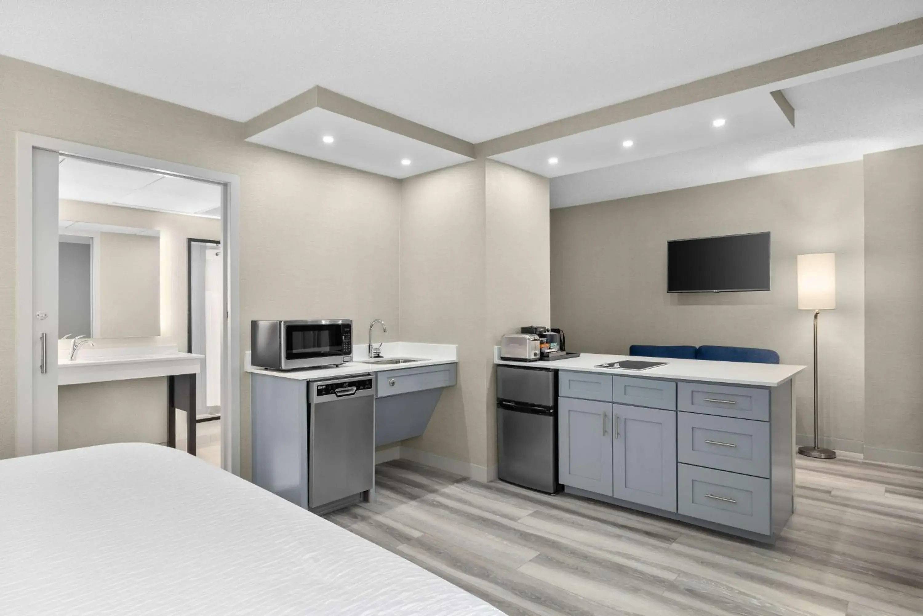 King Room with Mobility Accessible Roll-In Shower in Homewood Suites By Hilton Downers Grove Chicago, Il King Room with Mobility Accessible Roll-In Shower in Homewood Suites By Hilton Downers Grove Chicago, Il