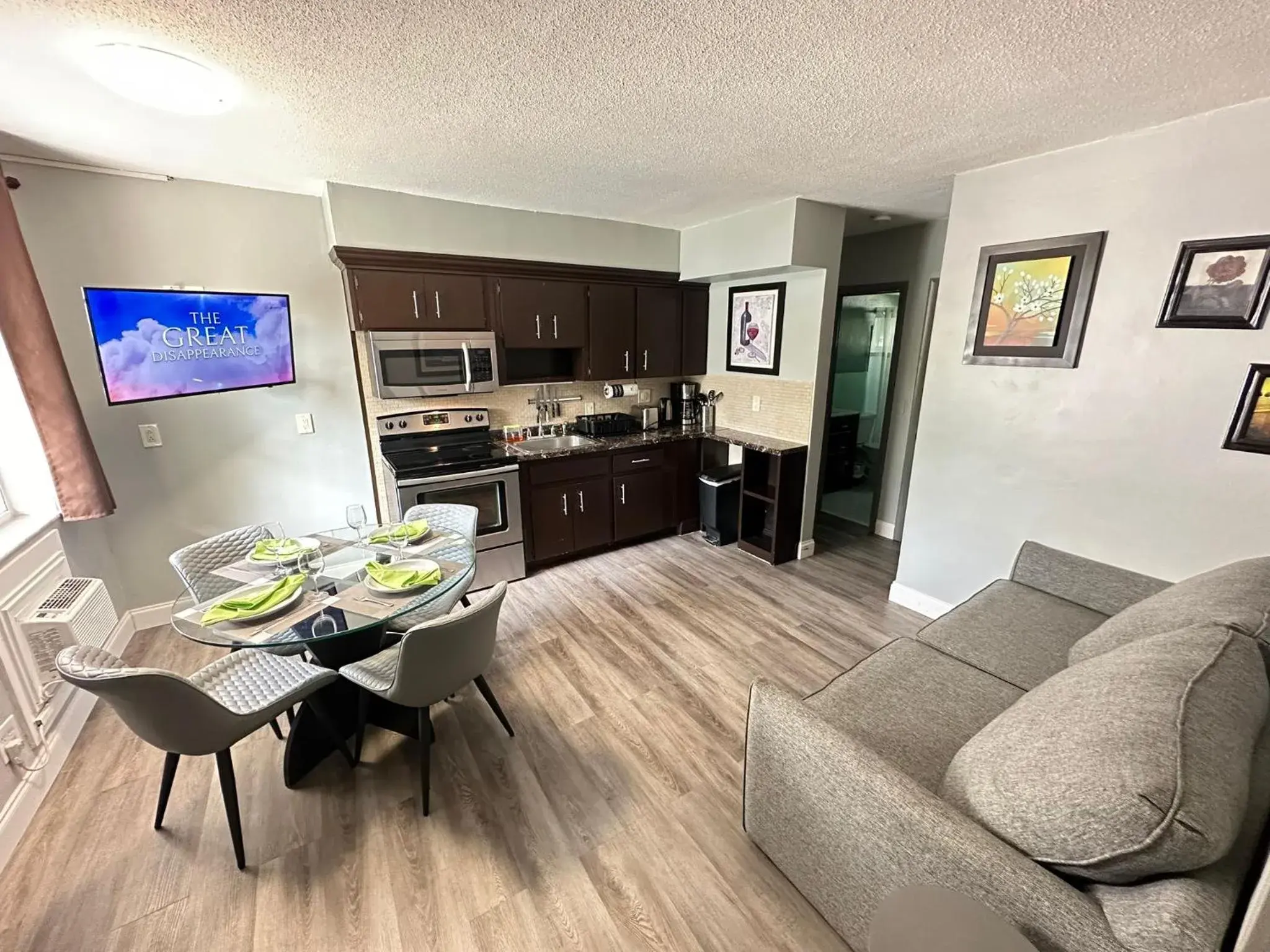 Two-Bedroom Suite with Pool View in Sheridan Suites Apartments Two-Bedroom Suite with Pool View in Sheridan Suites Apartments