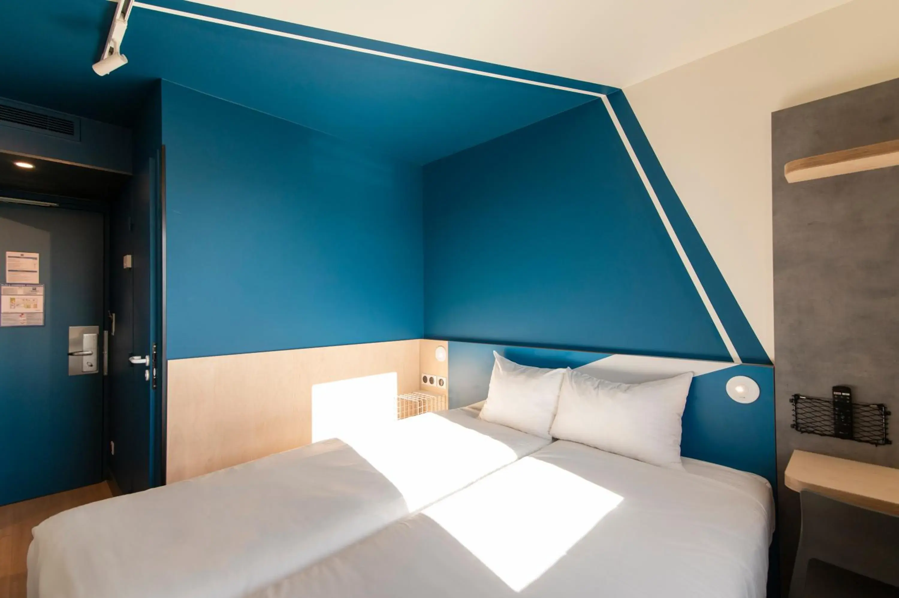 Twin Room in ibis budget Lyon Centre Confluence Twin Room in ibis budget Lyon Centre Confluence