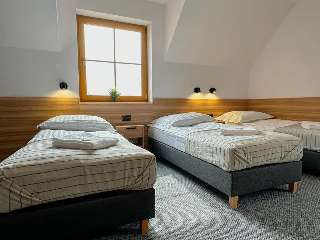 Triple Room - single occupancy in Hotel Czerwone Korale Triple Room - single occupancy in Hotel Czerwone Korale