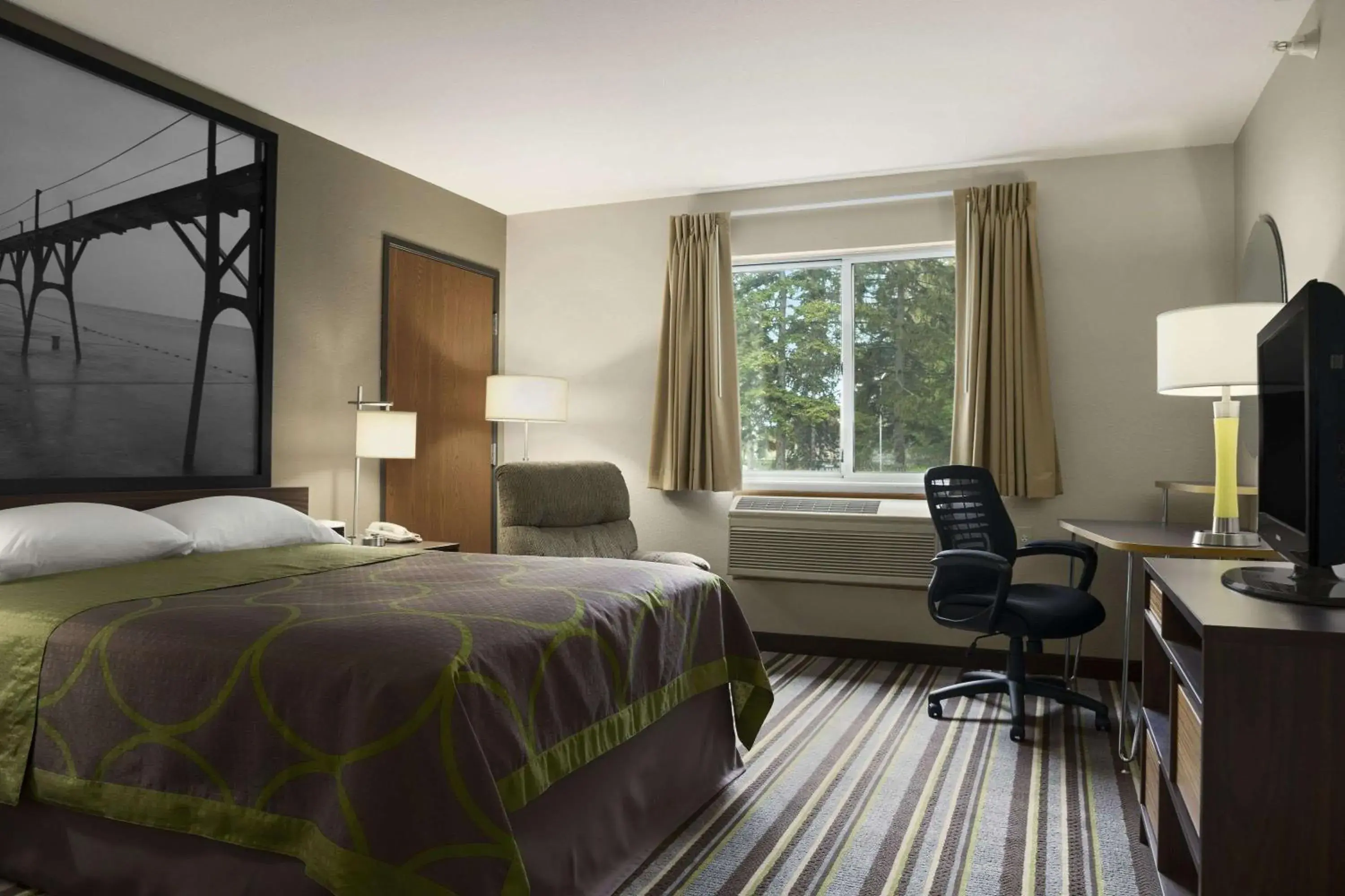 Queen Room - Mobility Access/Non-Smoking in Super 8 by Wyndham Manistee Queen Room - Mobility Access/Non-Smoking in Super 8 by Wyndham Manistee