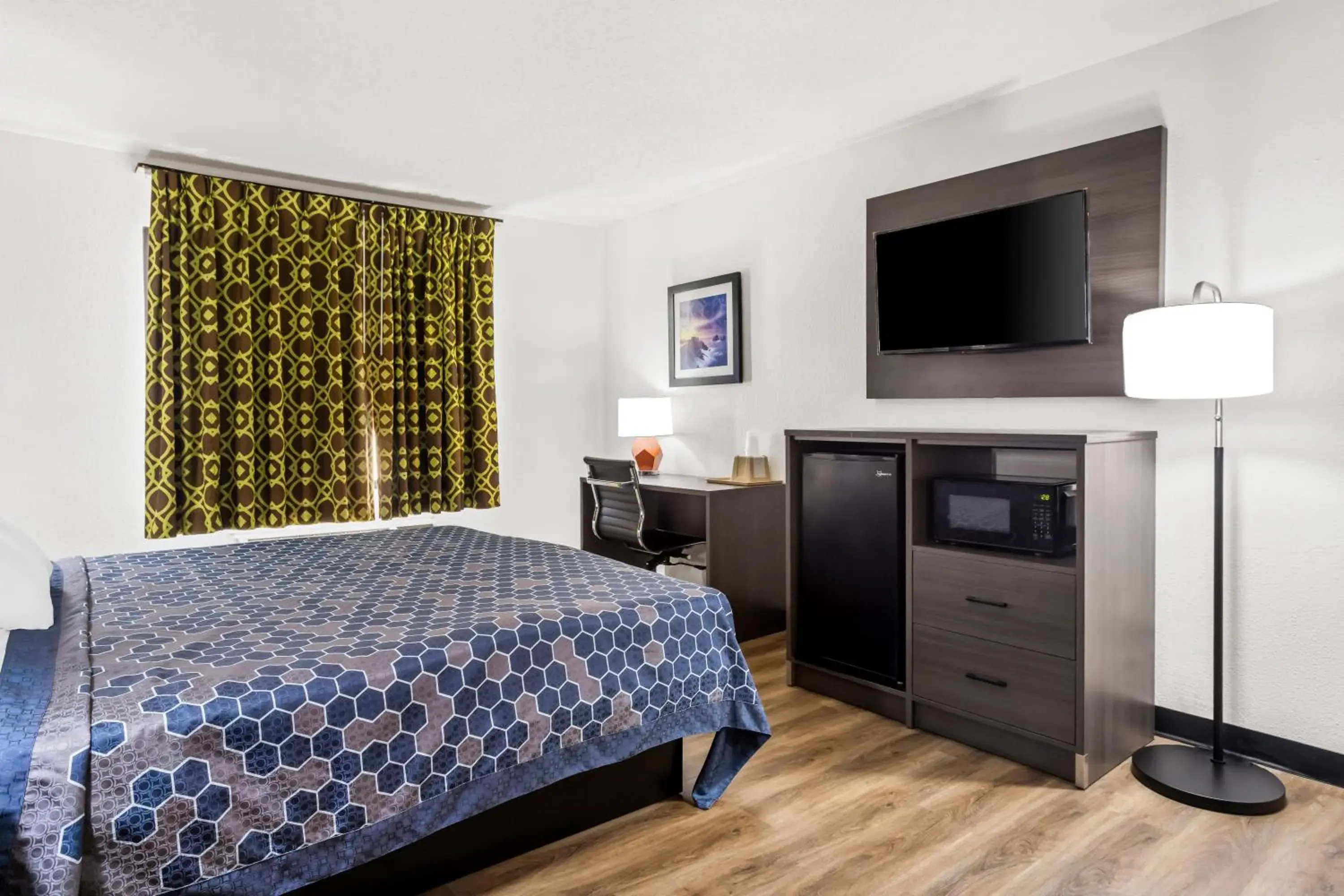 Efficiency King Suite - Non Smoking in Econo Lodge Efficiency King Suite - Non Smoking in Econo Lodge