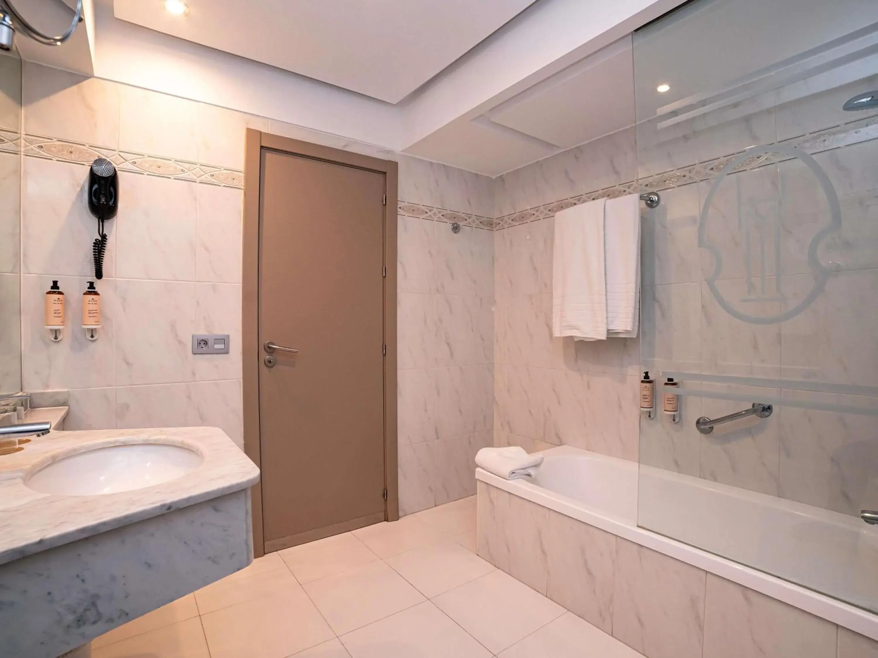 Standard Twin Room with Sea View in Mercure Monte Igueldo Standard Twin Room with Sea View in Mercure Monte Igueldo