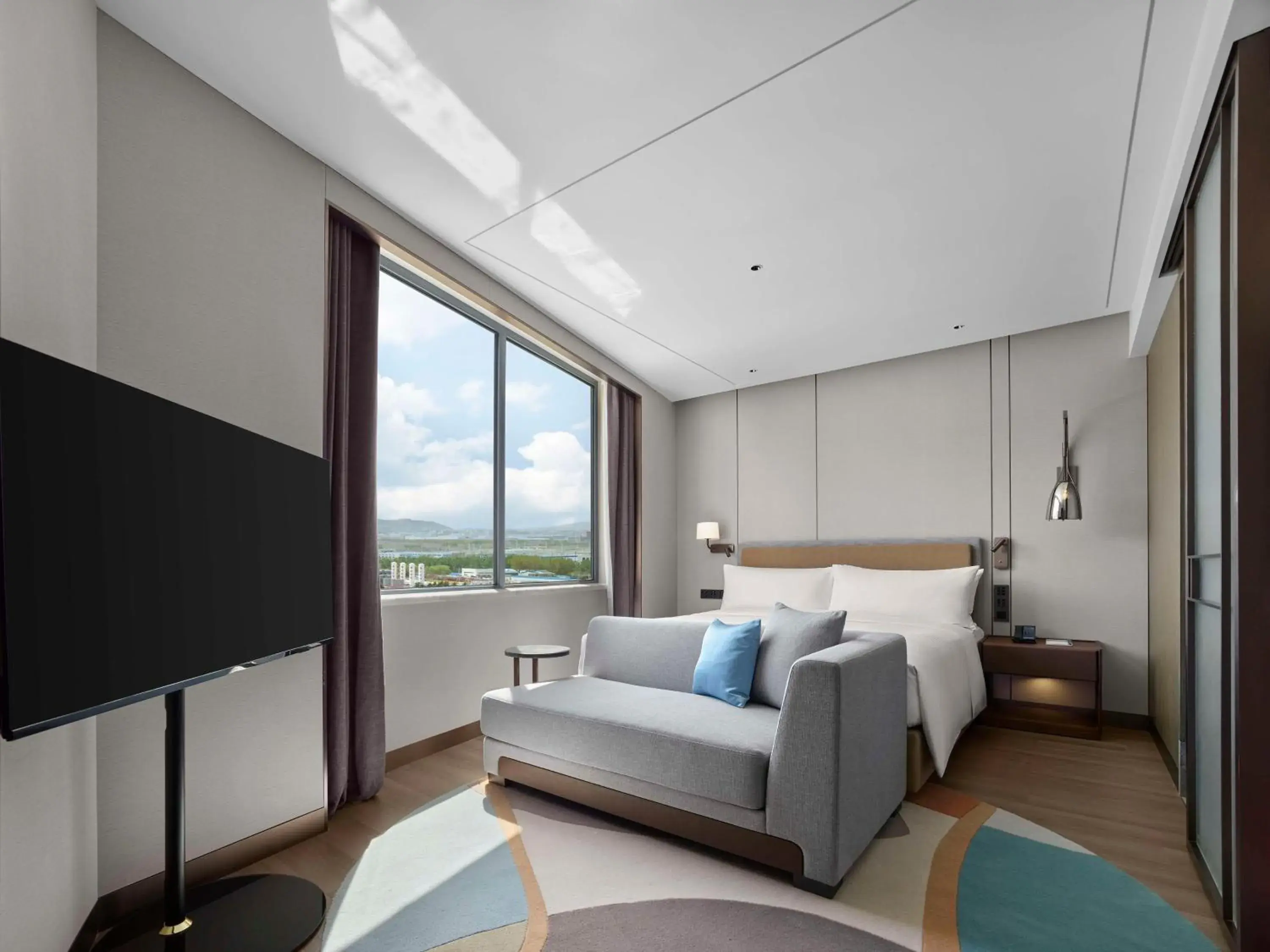 King Guest Room in Doubletree By Hilton Yantai Golden Coast Hotel & Suites King Guest Room in Doubletree By Hilton Yantai Golden Coast Hotel & Suites