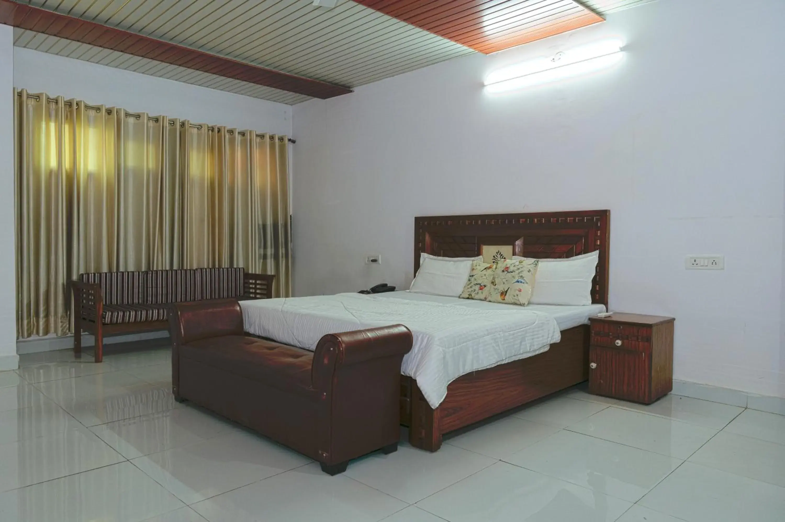 Deluxe King Room - single occupancy in Embassy Suites Deluxe King Room - single occupancy in Embassy Suites