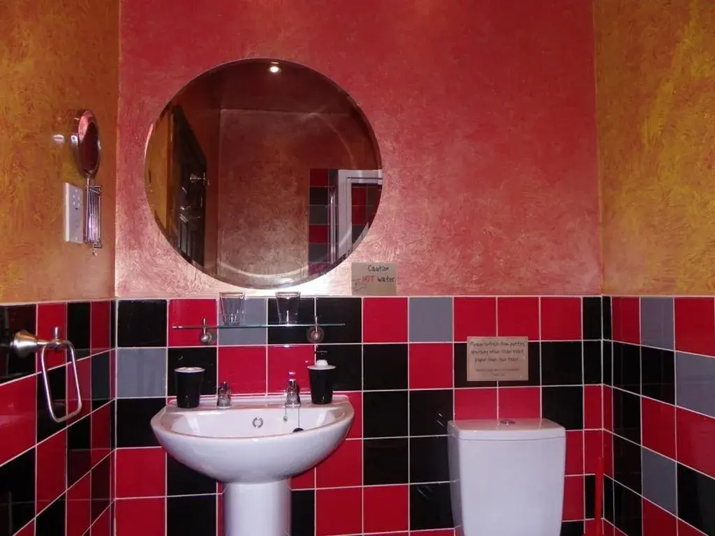 Twin Room with Private Bathroom in Fifteens of Swinley Twin Room with Private Bathroom in Fifteens of Swinley