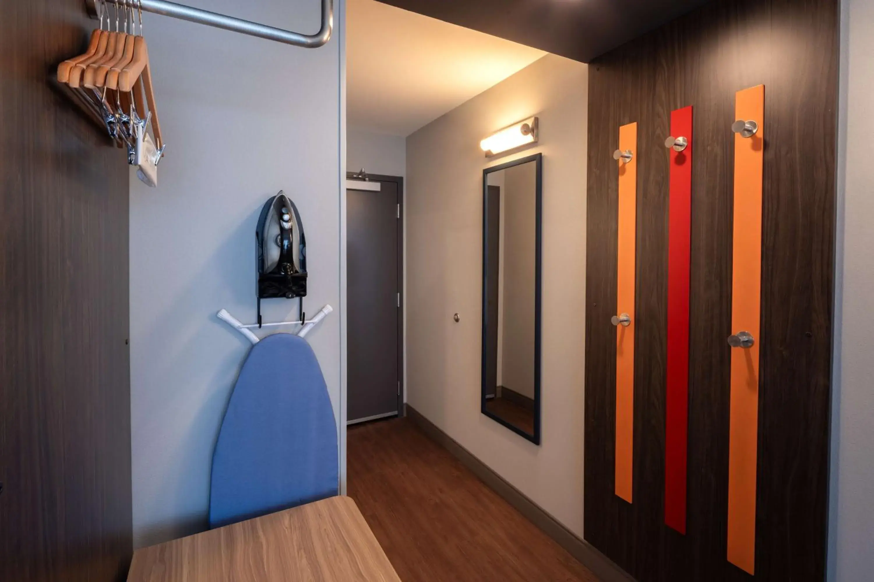 King Room with Bath Tub - Mobility Access in Tru By Hilton Yakima Airport King Room with Bath Tub - Mobility Access in Tru By Hilton Yakima Airport