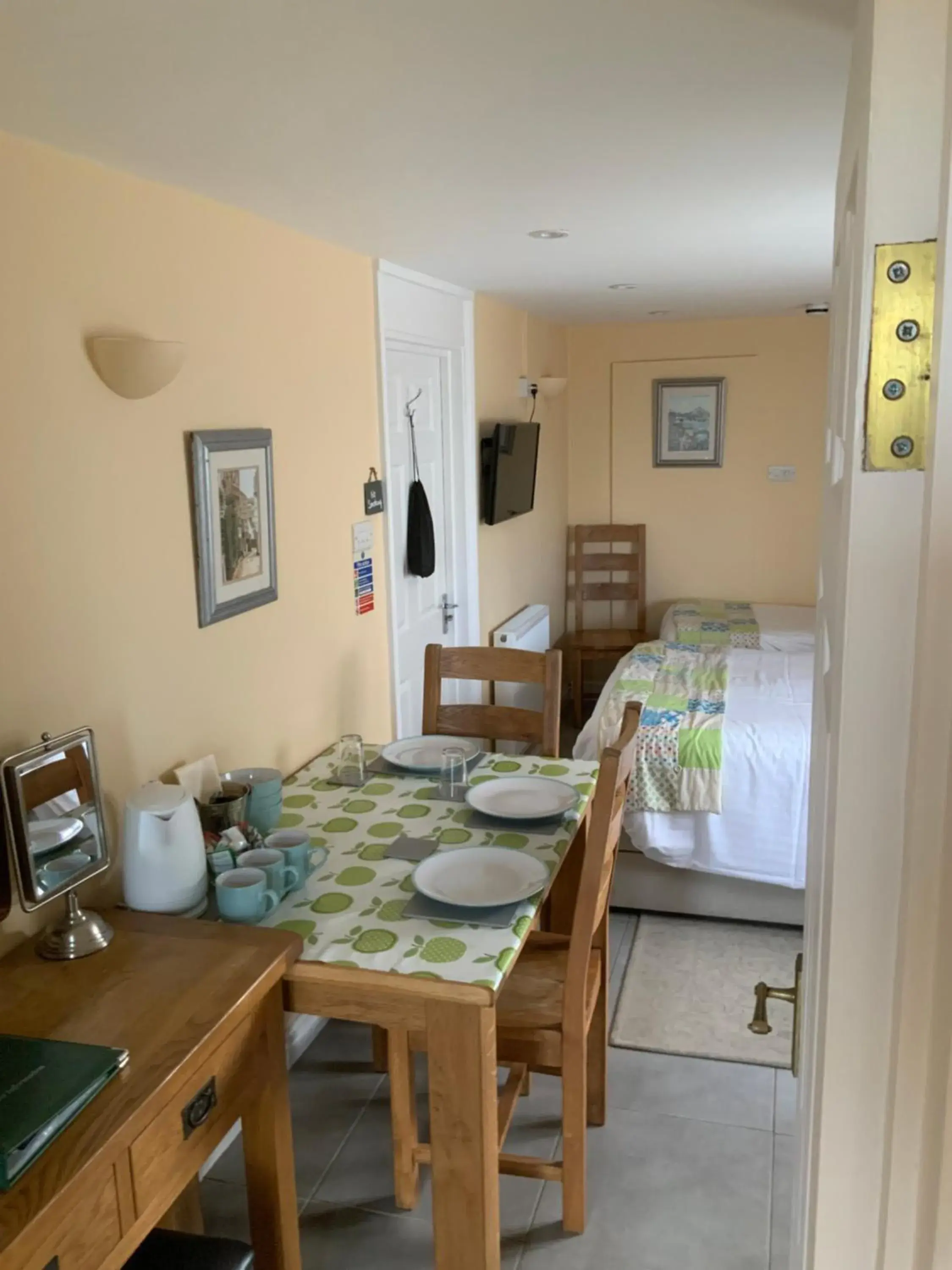 Triple Room with Garden View in Green Apple Bed and Breakfast Triple Room with Garden View in Green Apple Bed and Breakfast