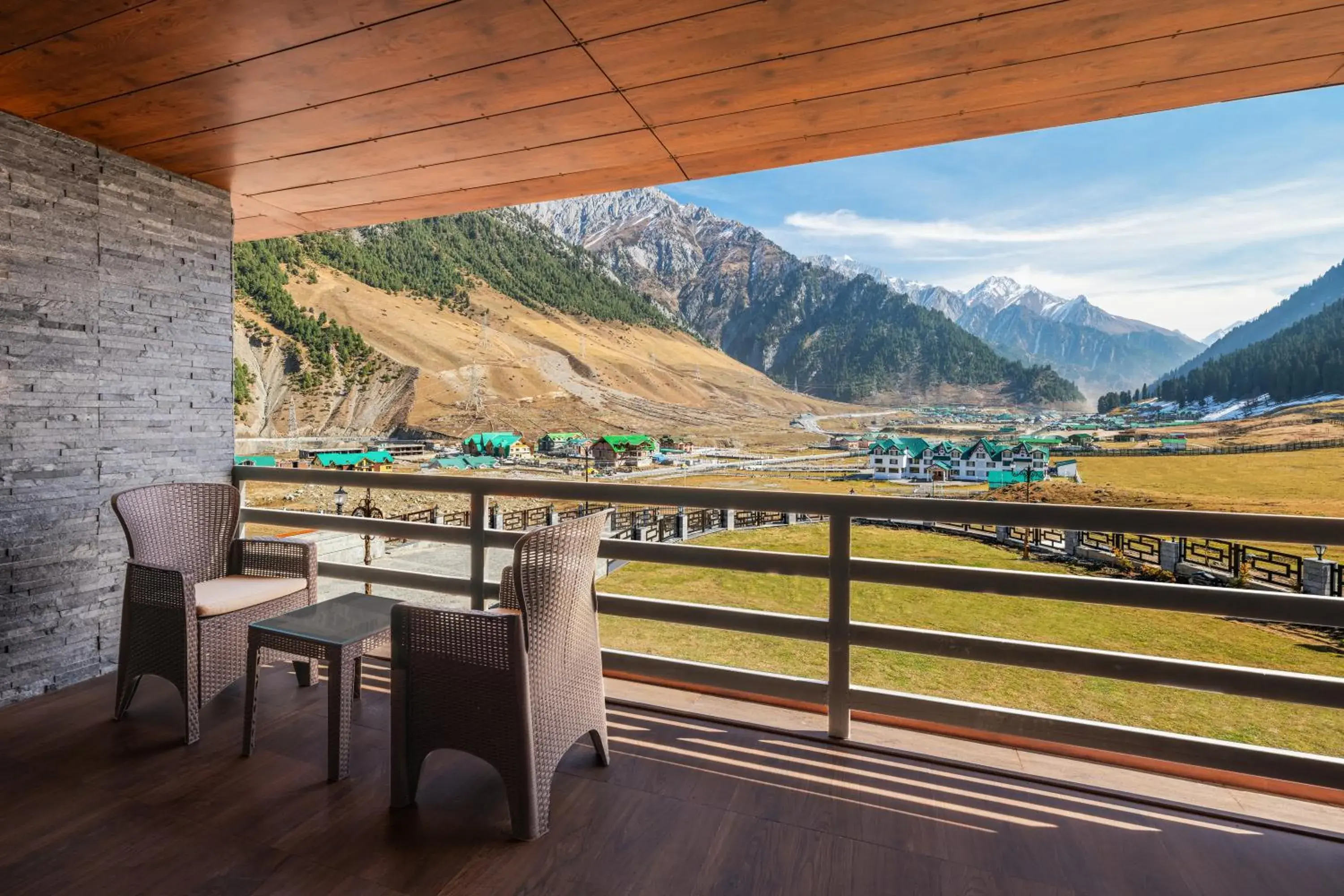 Deluxe Twin Room with Two Twin Beds and Balcony - Mountain View in Four Points by Sheraton Sonmarg Resort Deluxe Twin Room with Two Twin Beds and Balcony - Mountain View in Four Points by Sheraton Sonmarg Resort