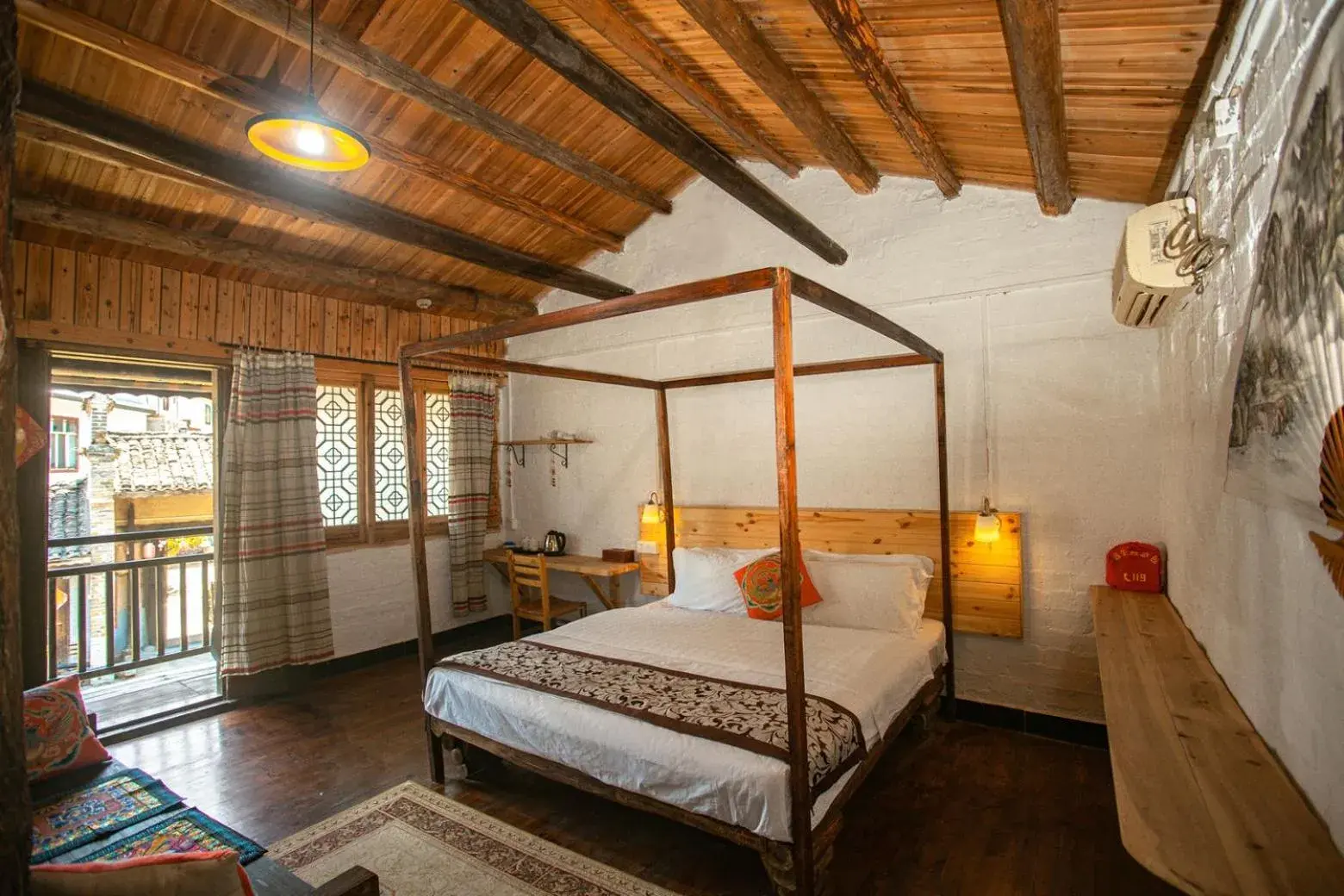 Family Room with Balcony in Yangshuo Loong Old House Family Room with Balcony in Yangshuo Loong Old House