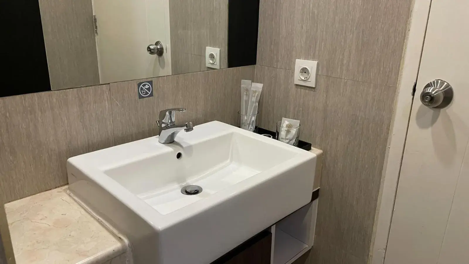 Superior Double or Twin Room in HORU HOTEL MANGGA DUA SQUARE Superior Double or Twin Room in HORU HOTEL MANGGA DUA SQUARE