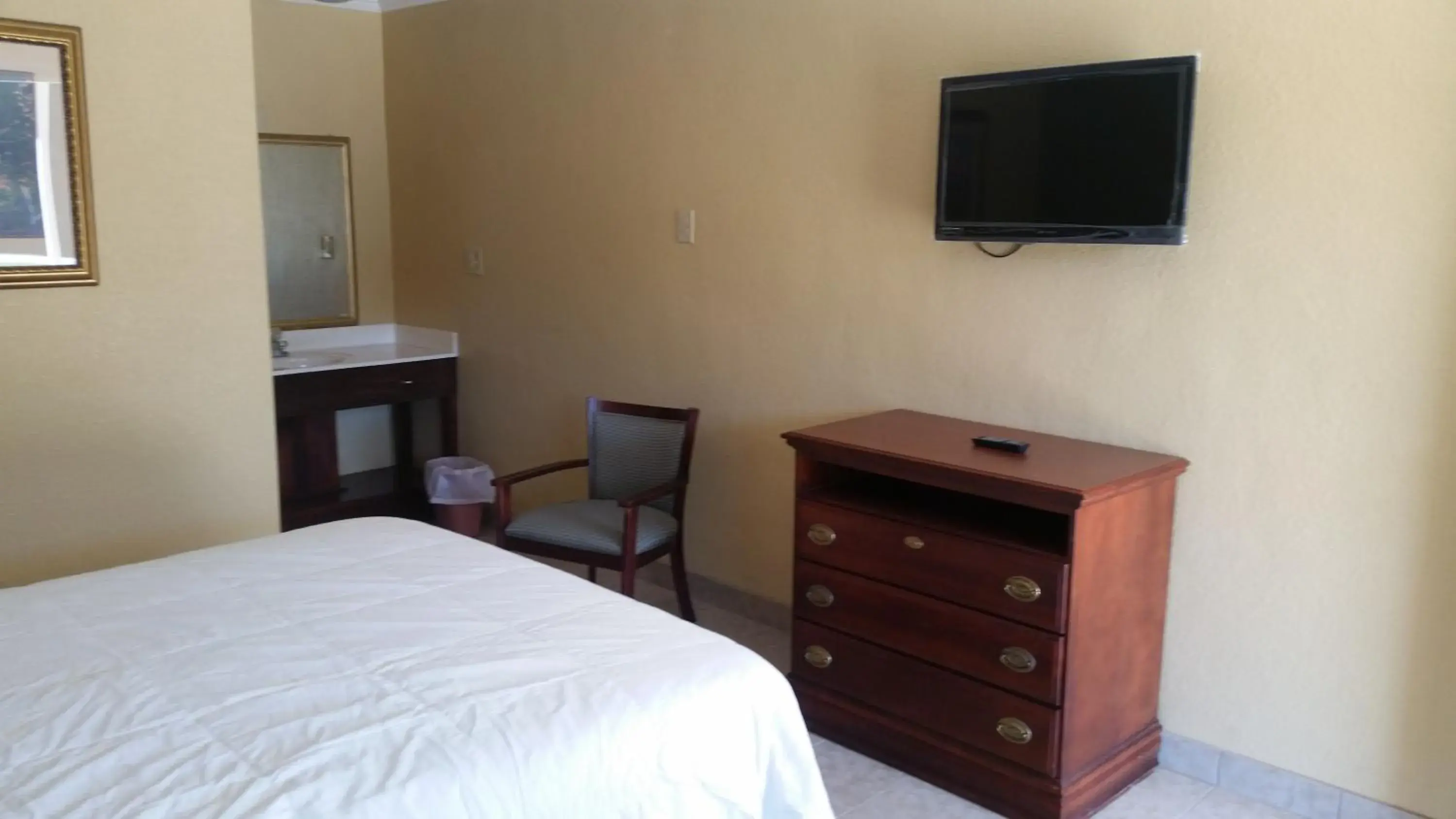 Deluxe Queen Room in Murphy Motel Deluxe Queen Room in Murphy Motel