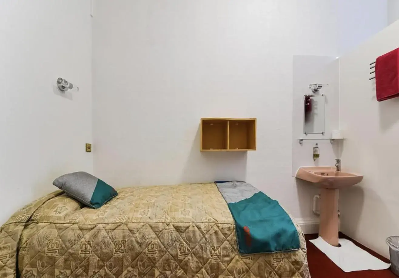 Twin Room with Shower in Boston Court Hotel Twin Room with Shower in Boston Court Hotel