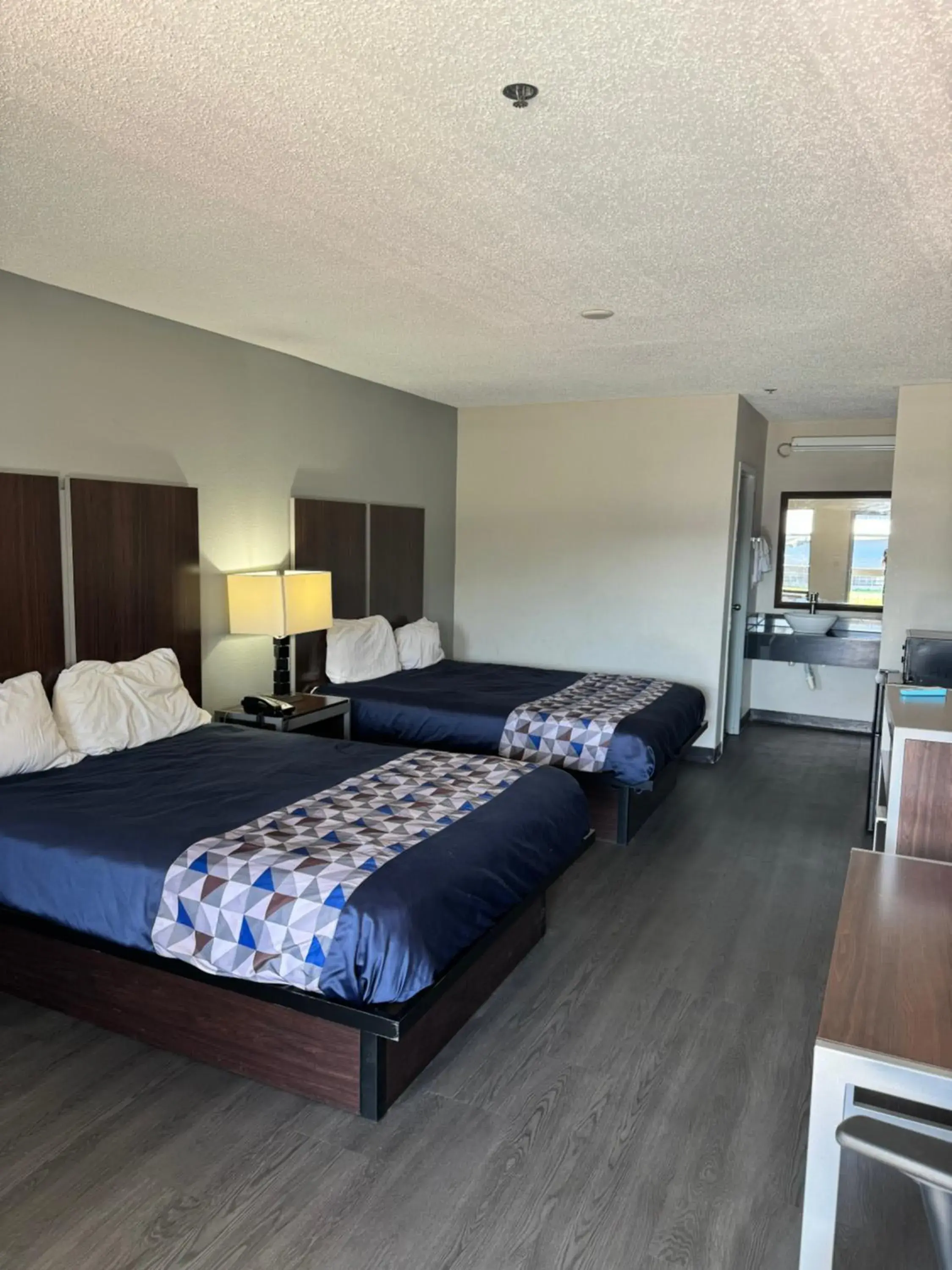 Double Room with Two Double Beds in Stockbridge Inn Double Room with Two Double Beds in Stockbridge Inn