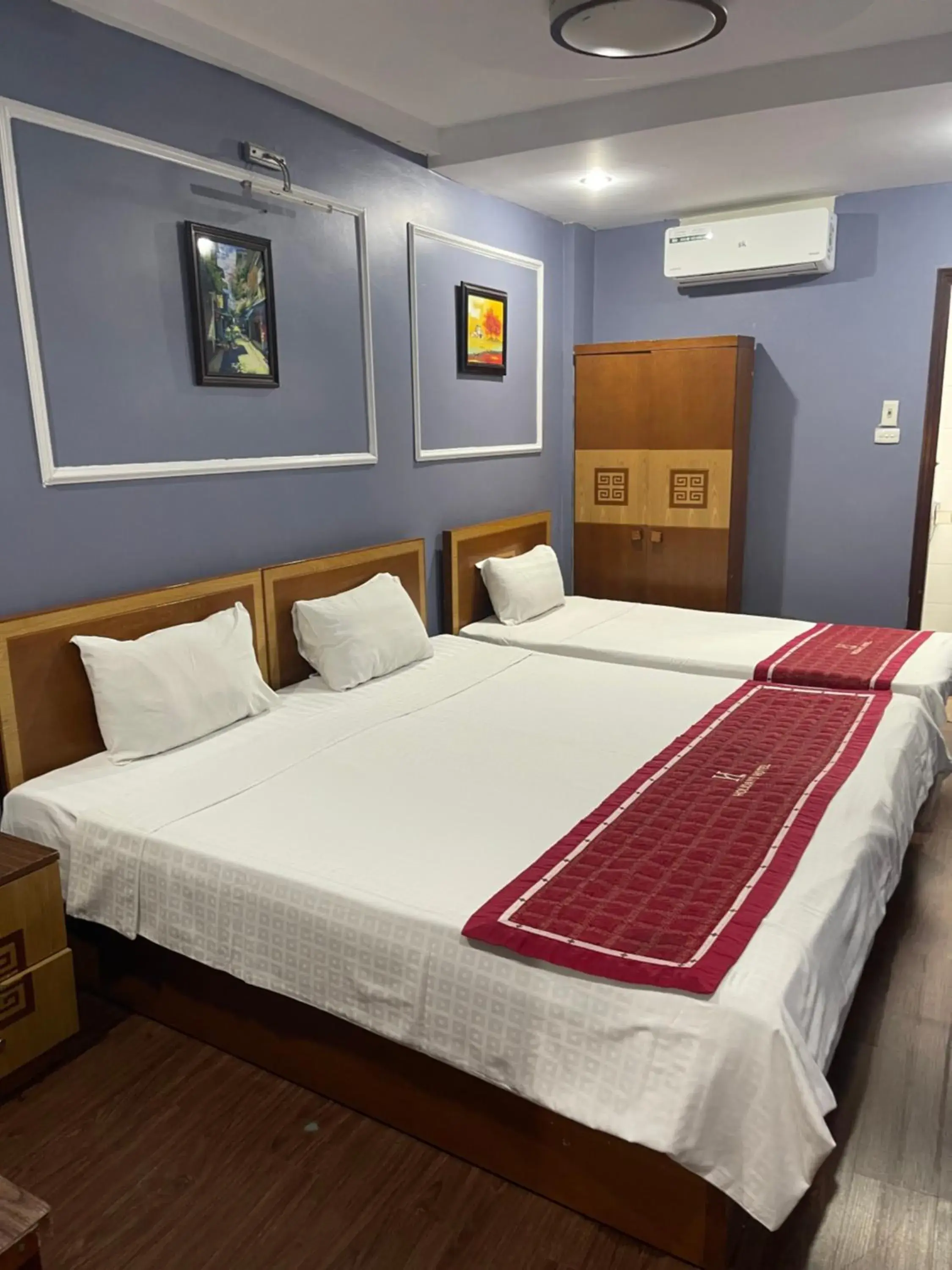 Quadruple Room with Private Bathroom in Hanoi Charming House Quadruple Room with Private Bathroom in Hanoi Charming House