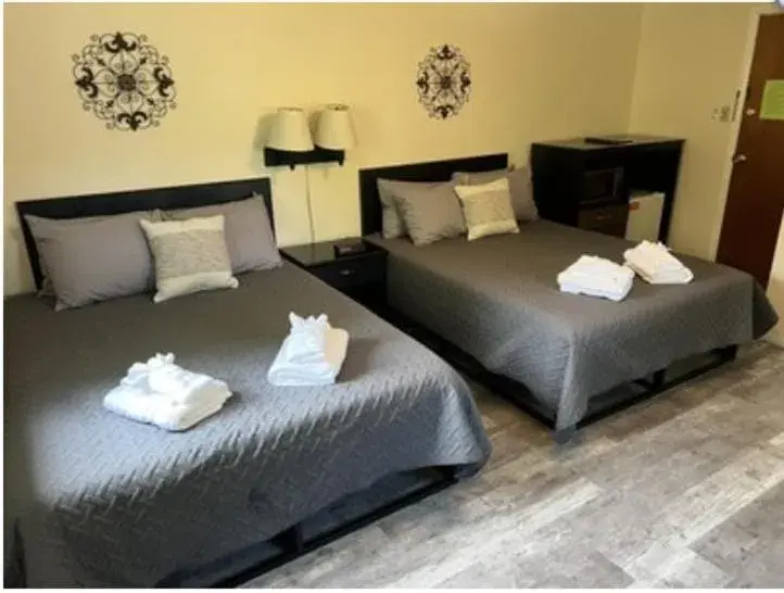 Queen Room in Colton Point Motel Queen Room in Colton Point Motel