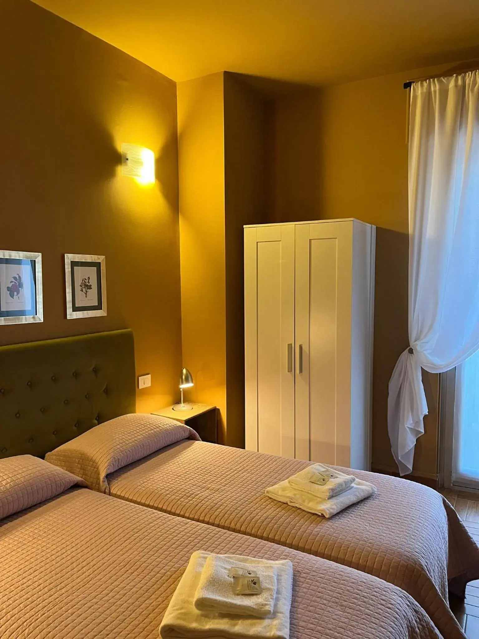 Twin Room with Shared Toilet in Corso Porta Nuova 39 Twin Room with Shared Toilet in Corso Porta Nuova 39