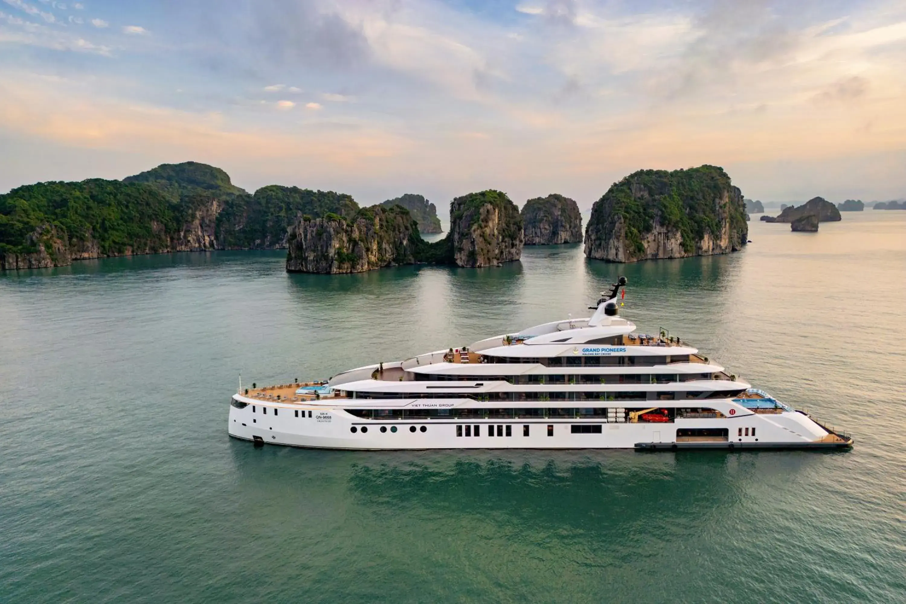 Grand Pioneers Halong Bay Cruise 2 Grand Pioneers Halong Bay Cruise 2