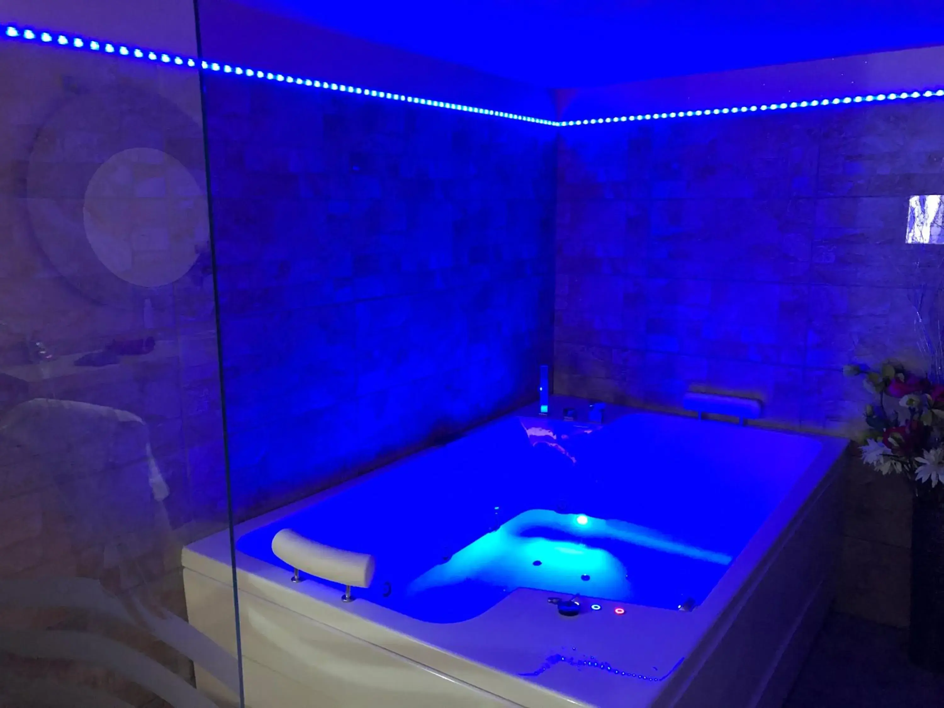 Superior Double Room with Hot Tub and Balcony in Kiss and Room Superior Double Room with Hot Tub and Balcony in Kiss and Room