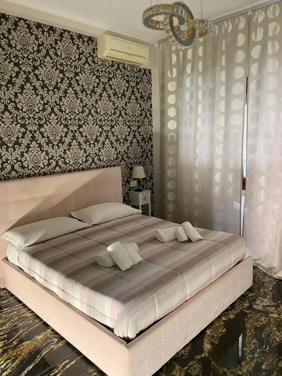 Large Double Room with Balcony in Kiss and Room Large Double Room with Balcony in Kiss and Room