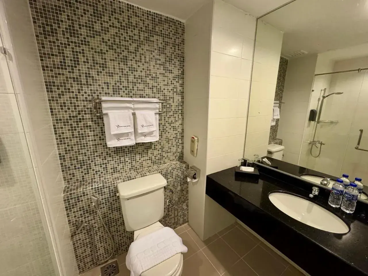 Deluxe Double Room with Extra Bed in ROYAL PARK HOTEL @ UNITEN Deluxe Double Room with Extra Bed in ROYAL PARK HOTEL @ UNITEN