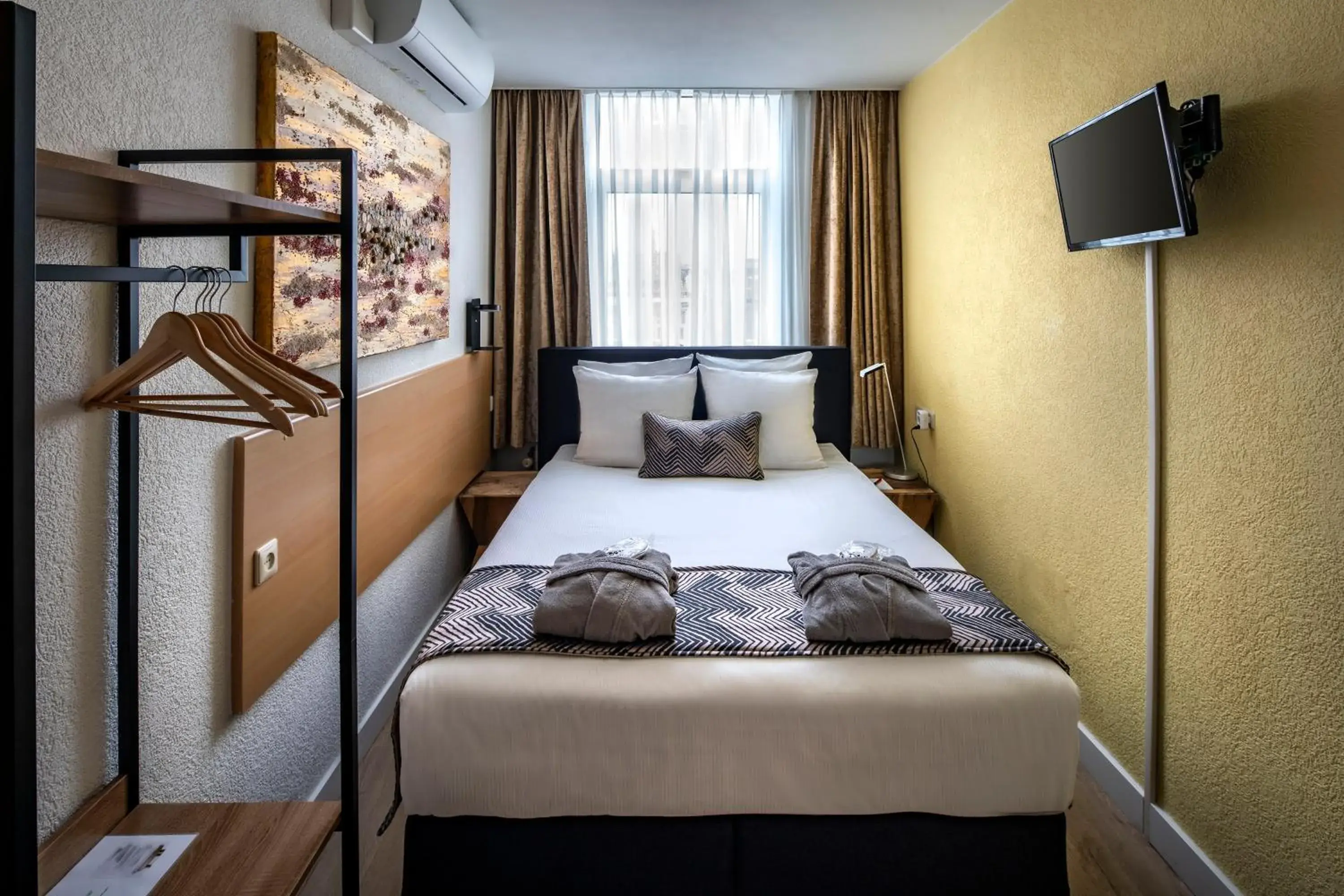 Double or Twin Room with Shared Bathroom in Jupiter Hotel Double or Twin Room with Shared Bathroom in Jupiter Hotel