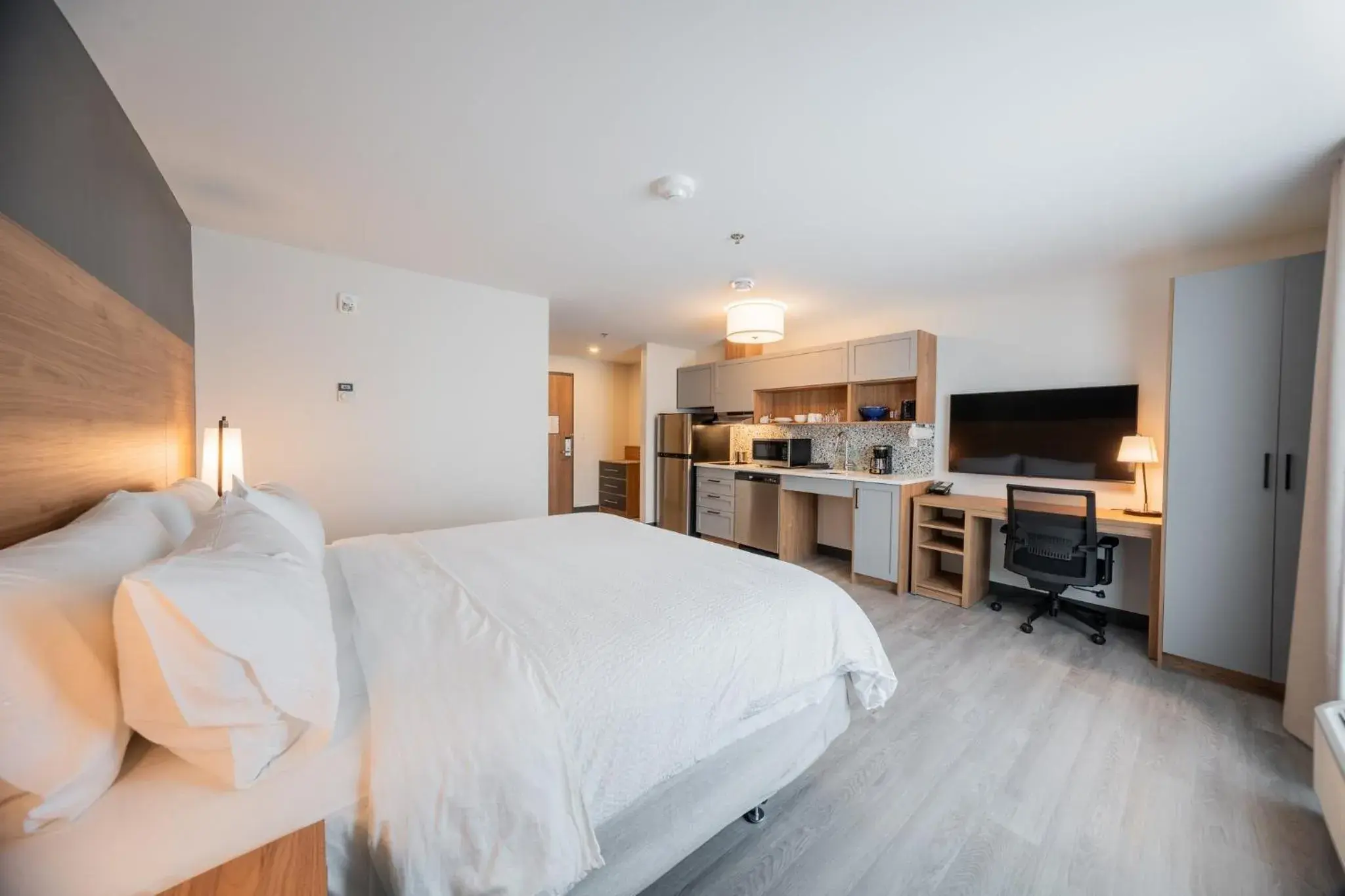 King Studio Suite with Mobility Accessible Tub - Non-Smoking in Candlewood Suites Trois-Rivières Ouest by IHG King Studio Suite with Mobility Accessible Tub - Non-Smoking in Candlewood Suites Trois-Rivières Ouest by IHG