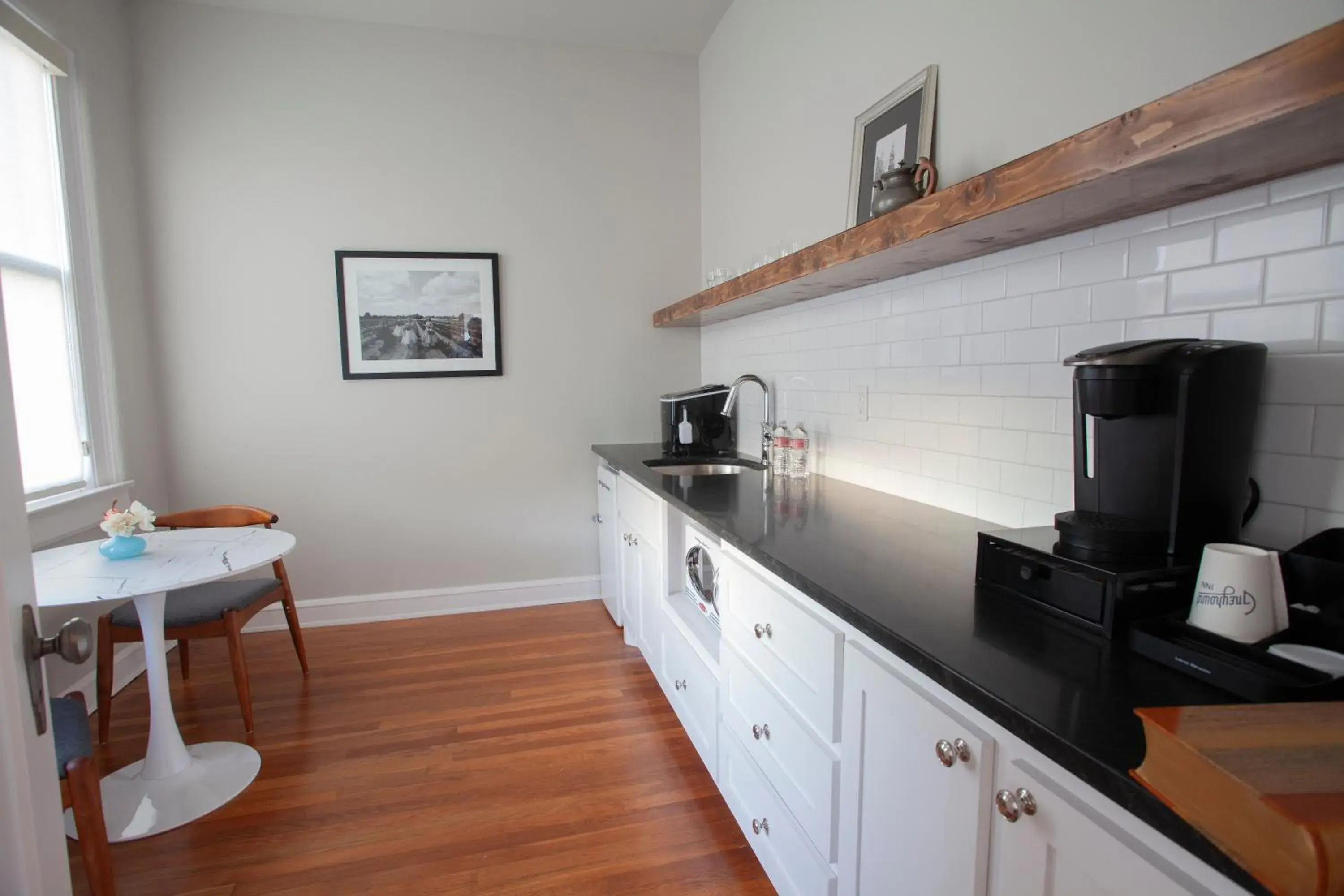 Deluxe Queen Suite - single occupancy in Greyhound Inn Deluxe Queen Suite - single occupancy in Greyhound Inn