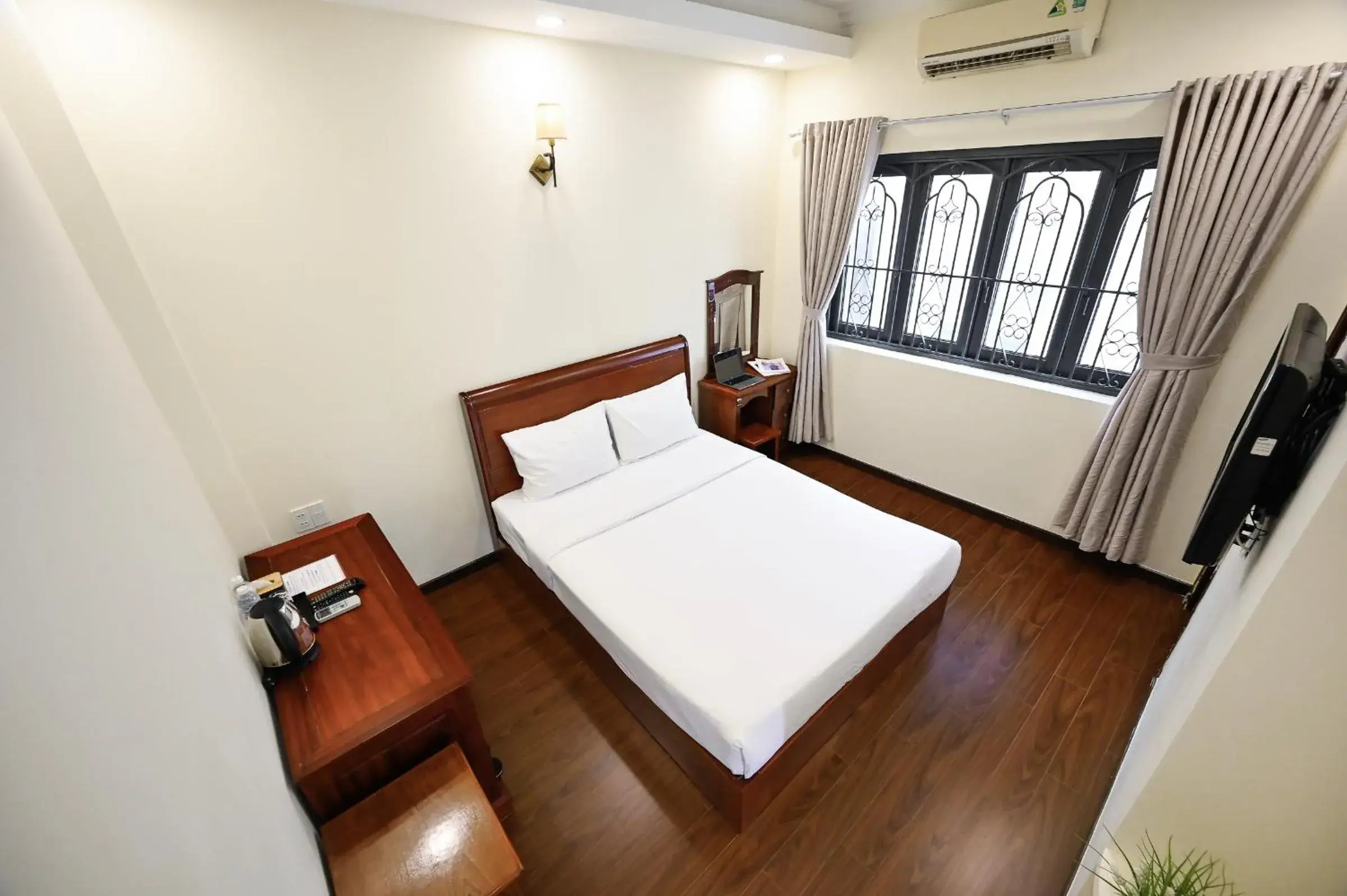 Superior Double Room in Red Sun Airport Saigon Hotel Superior Double Room in Red Sun Airport Saigon Hotel
