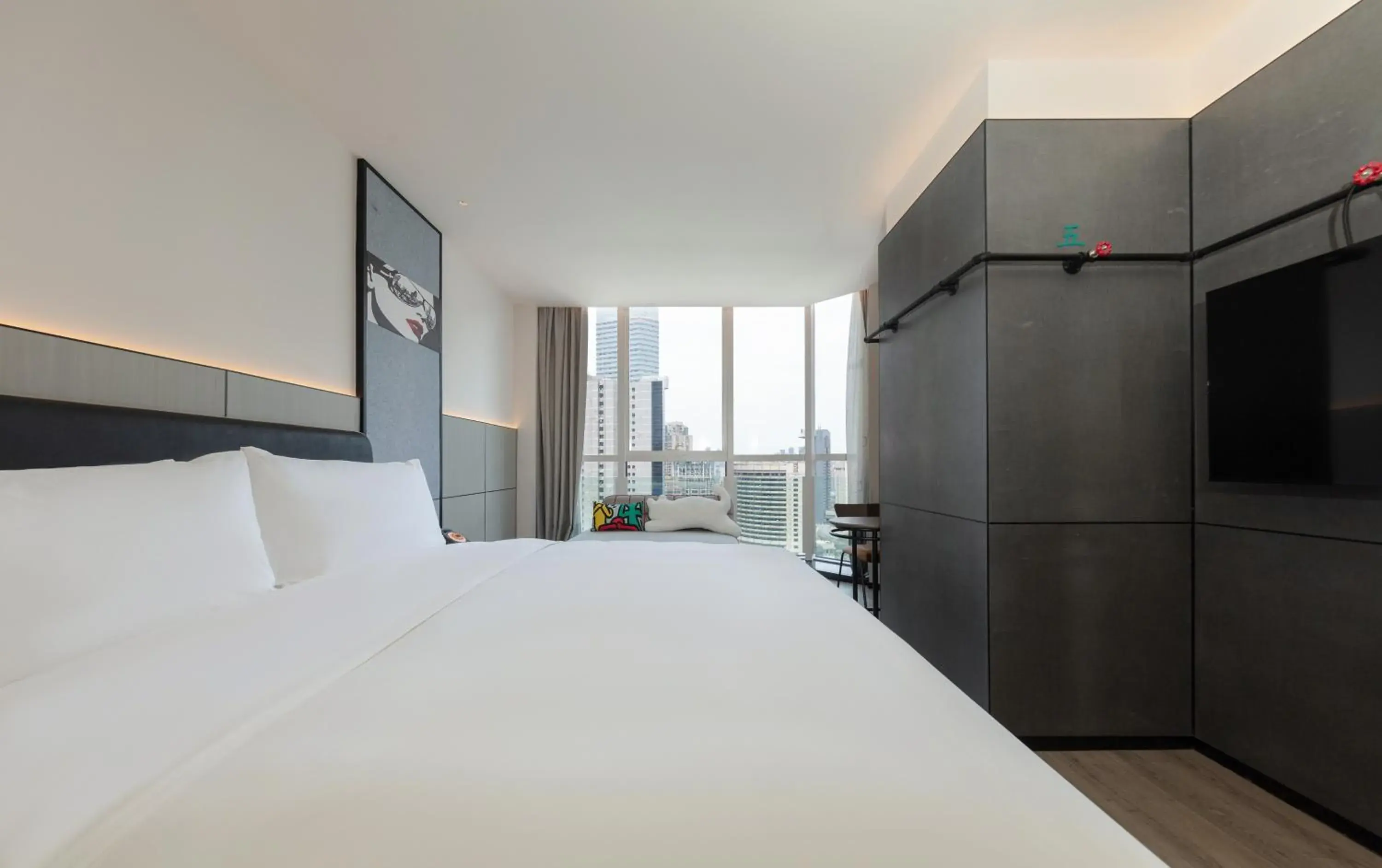 King Room with Landmark View in Moxy Chongqing King Room with Landmark View in Moxy Chongqing