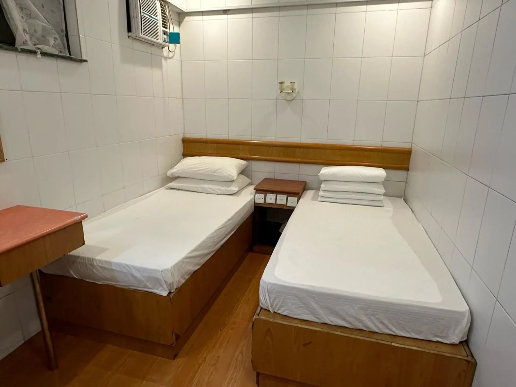 Twin Room with Shared Bathroom in Kowloon Hostel Twin Room with Shared Bathroom in Kowloon Hostel