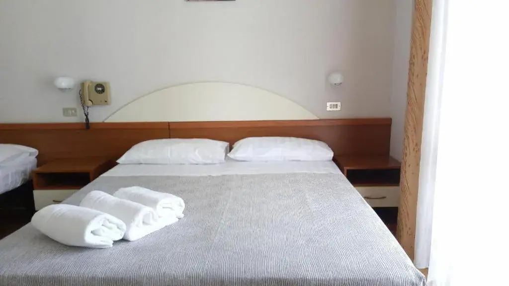 Basic Triple Room in Hotel Meeting Basic Triple Room in Hotel Meeting