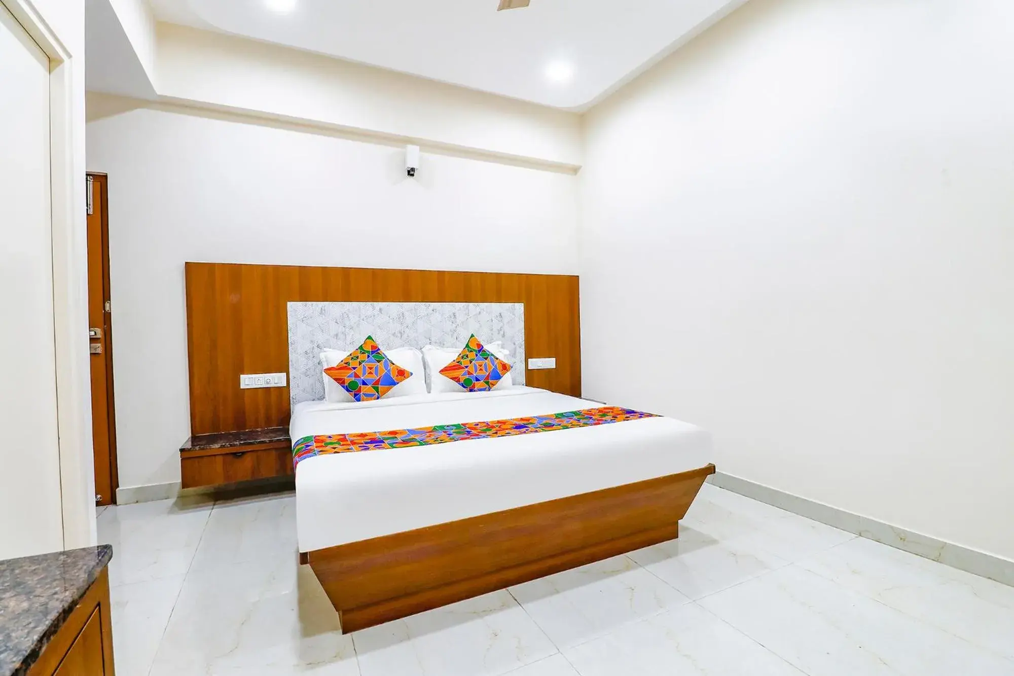 Deluxe Room - single occupancy in FabHotel Sathya Comforts - Nr Commercial Street Deluxe Room - single occupancy in FabHotel Sathya Comforts - Nr Commercial Street