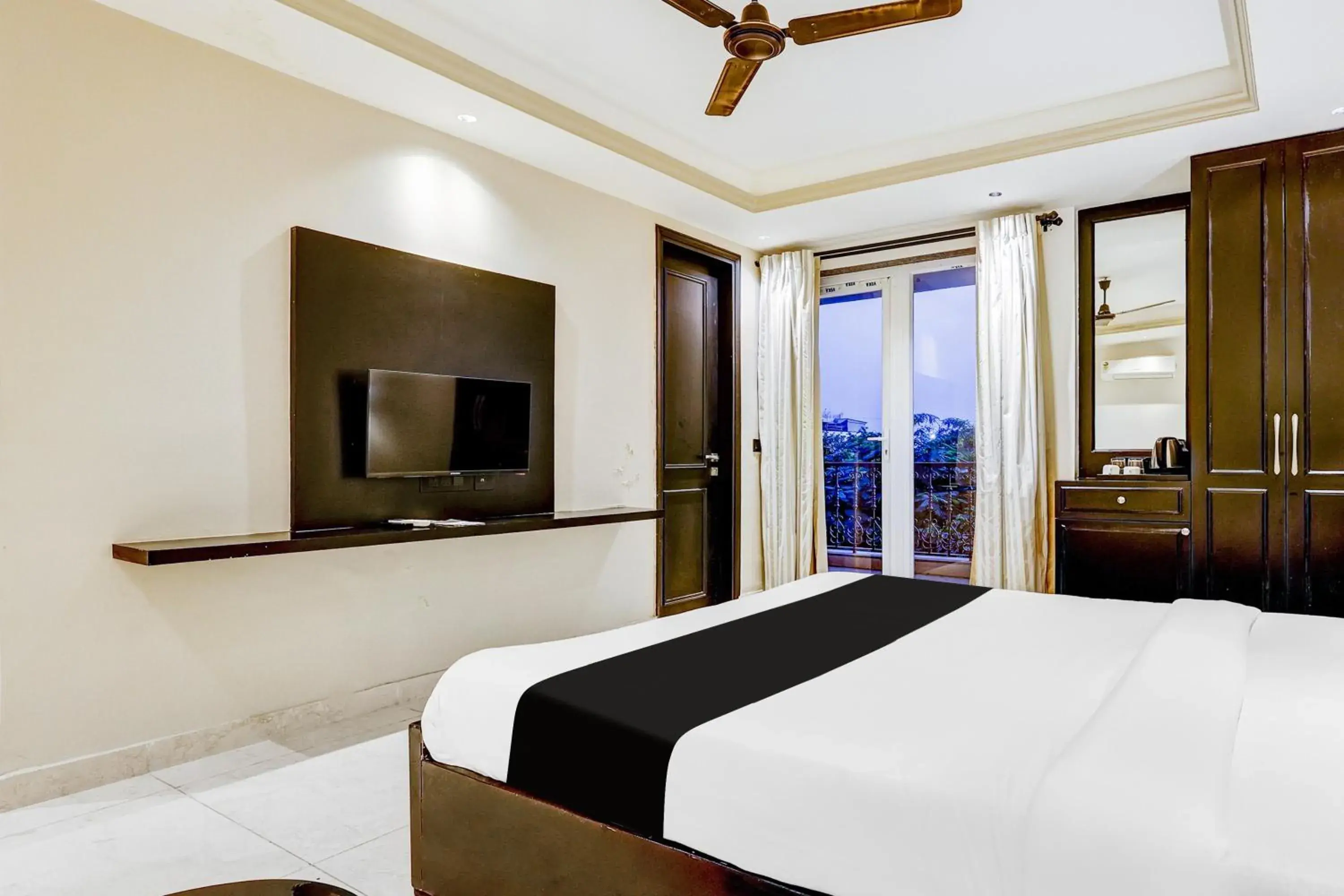 Standard Double Room - single occupancy in Super Townhouse Oak Udyog Vihar Standard Double Room - single occupancy in Super Townhouse Oak Udyog Vihar