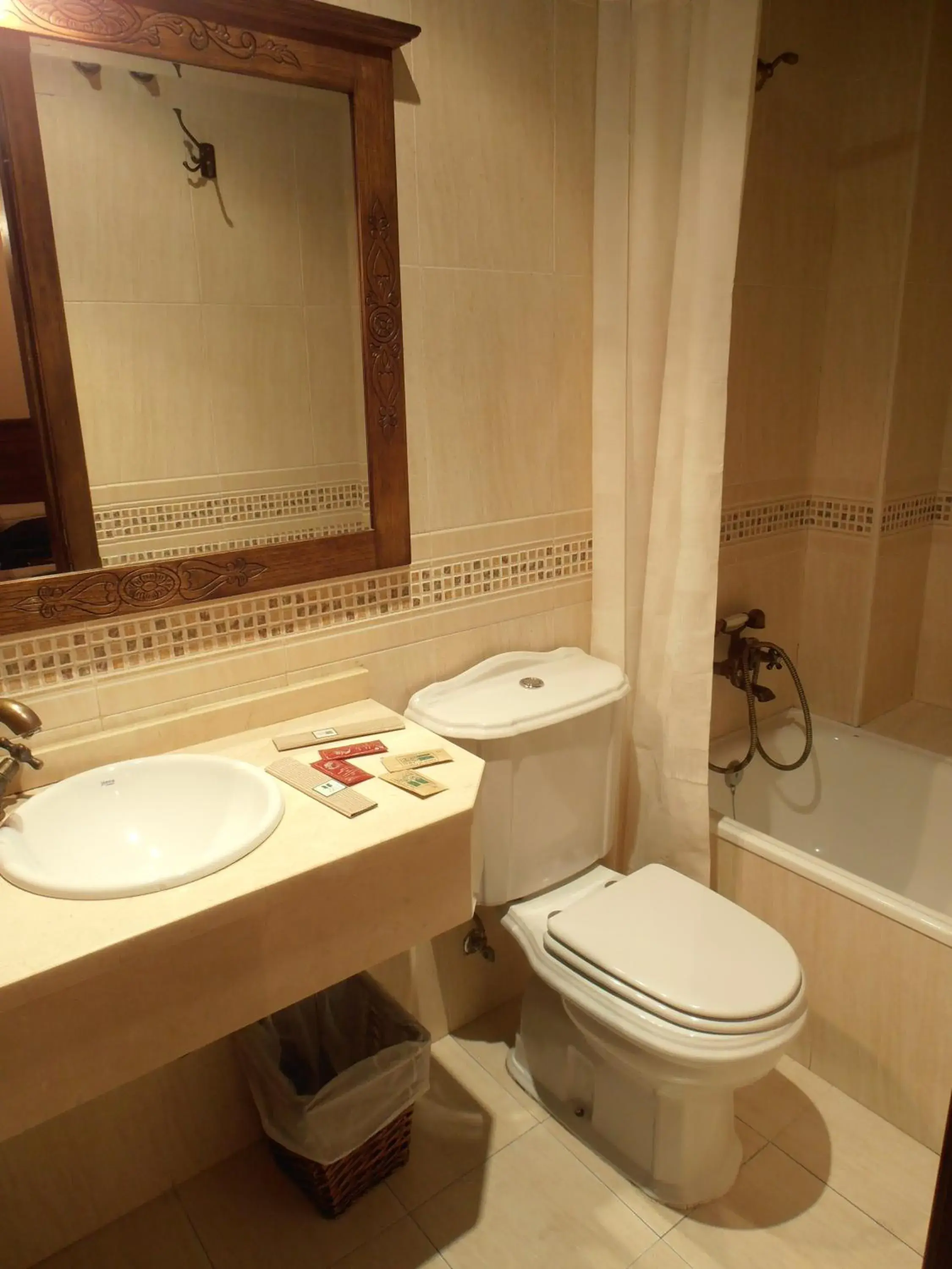 Twin Room with Private Bathroom - single occupancy in Hostal Virgen de la Encina Twin Room with Private Bathroom - single occupancy in Hostal Virgen de la Encina