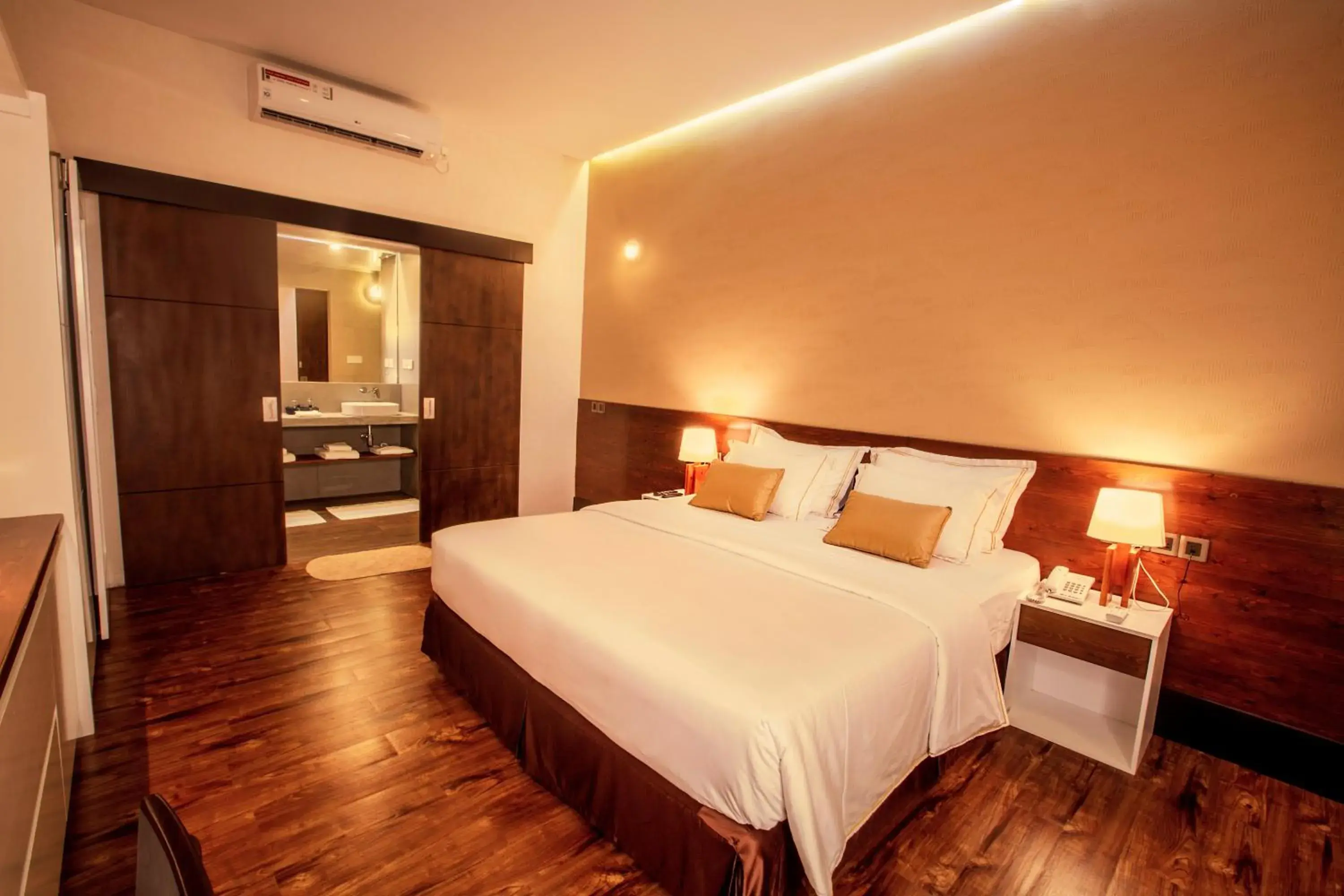 Deluxe King Room with City View and 20% discount on Food & Beverages in Sevana City Hotel Deluxe King Room with City View and 20% discount on Food & Beverages in Sevana City Hotel