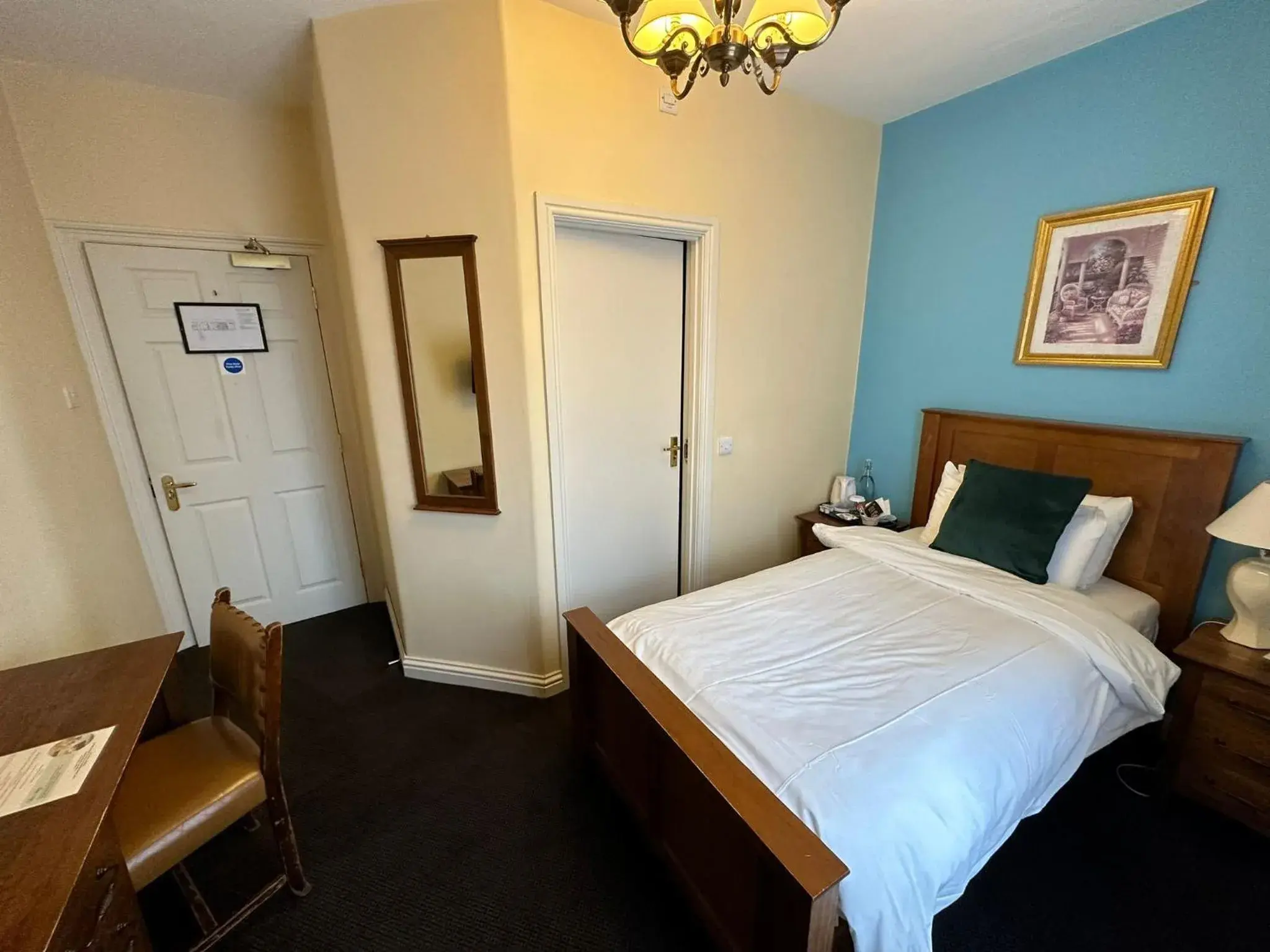 Single Room in George & Pilgrims Hotel Single Room in George & Pilgrims Hotel